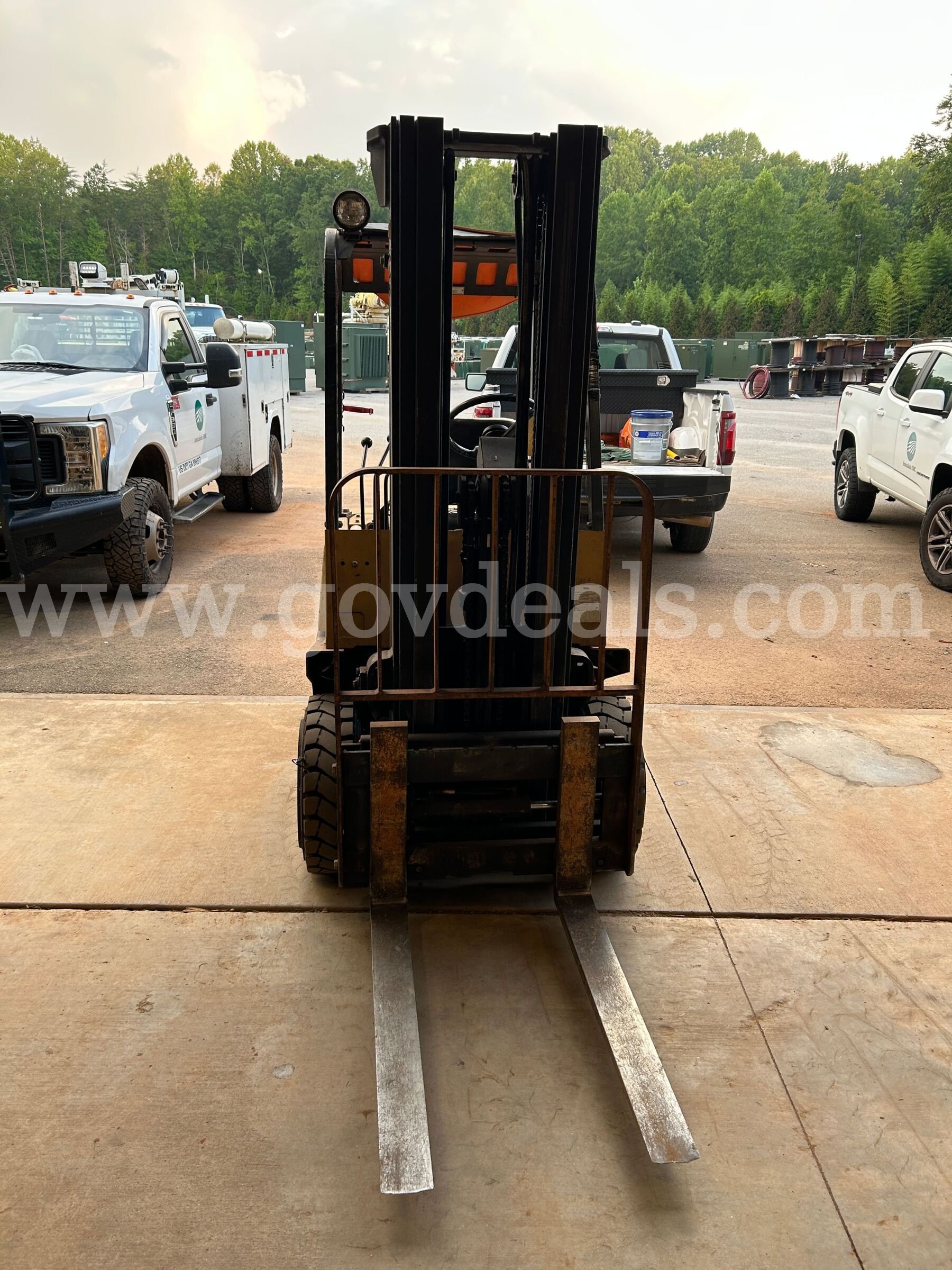 yale forklift yale g Government Surplus Auction - Photo #2