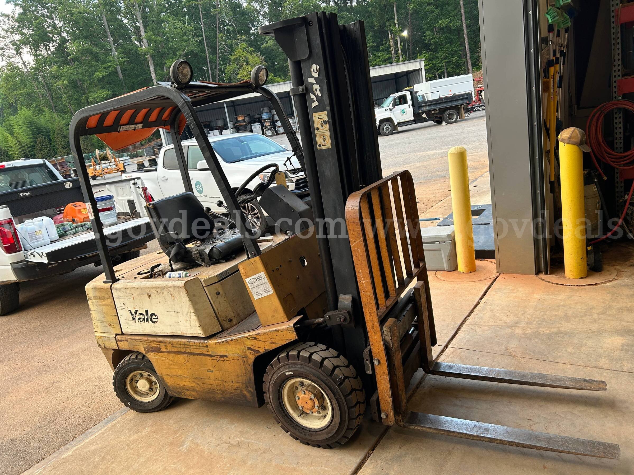 yale forklift yale g Government Surplus Auction - Photo #3