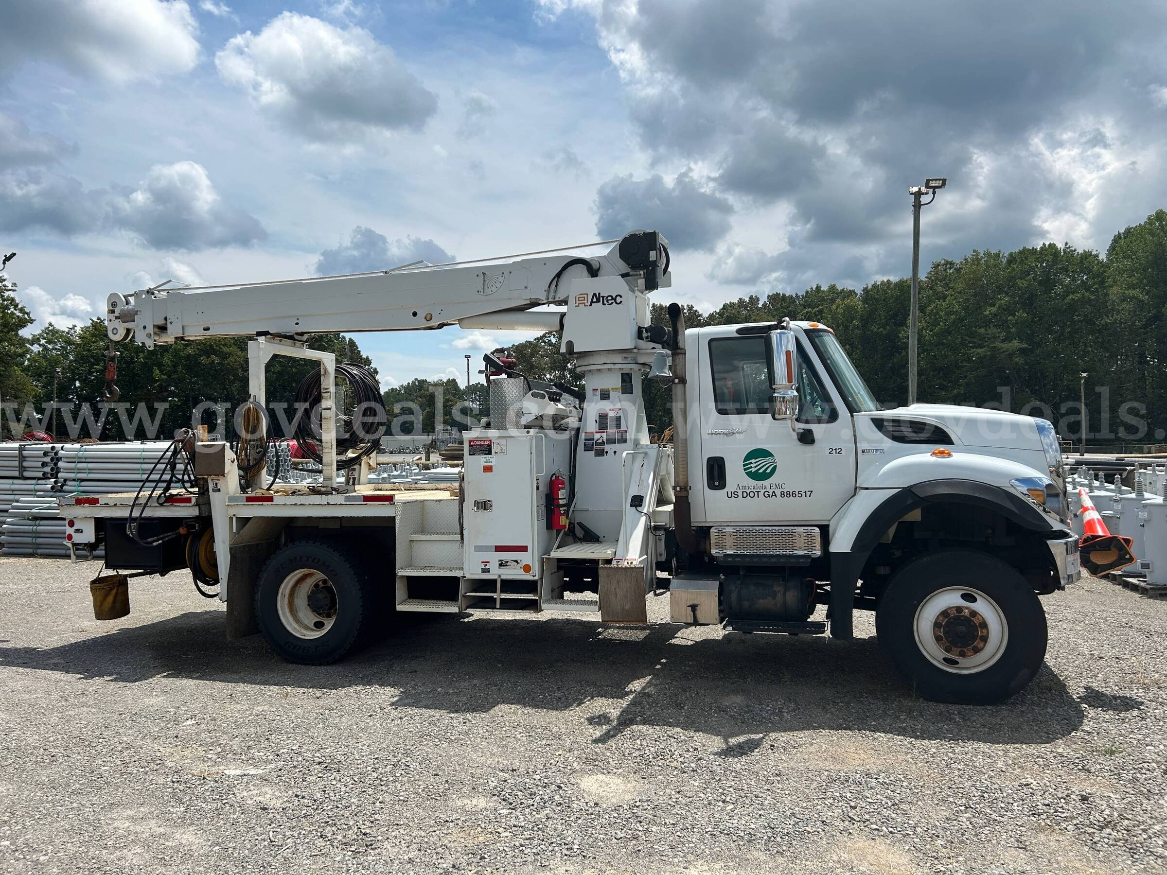 international 7400 4x4 with altec crane