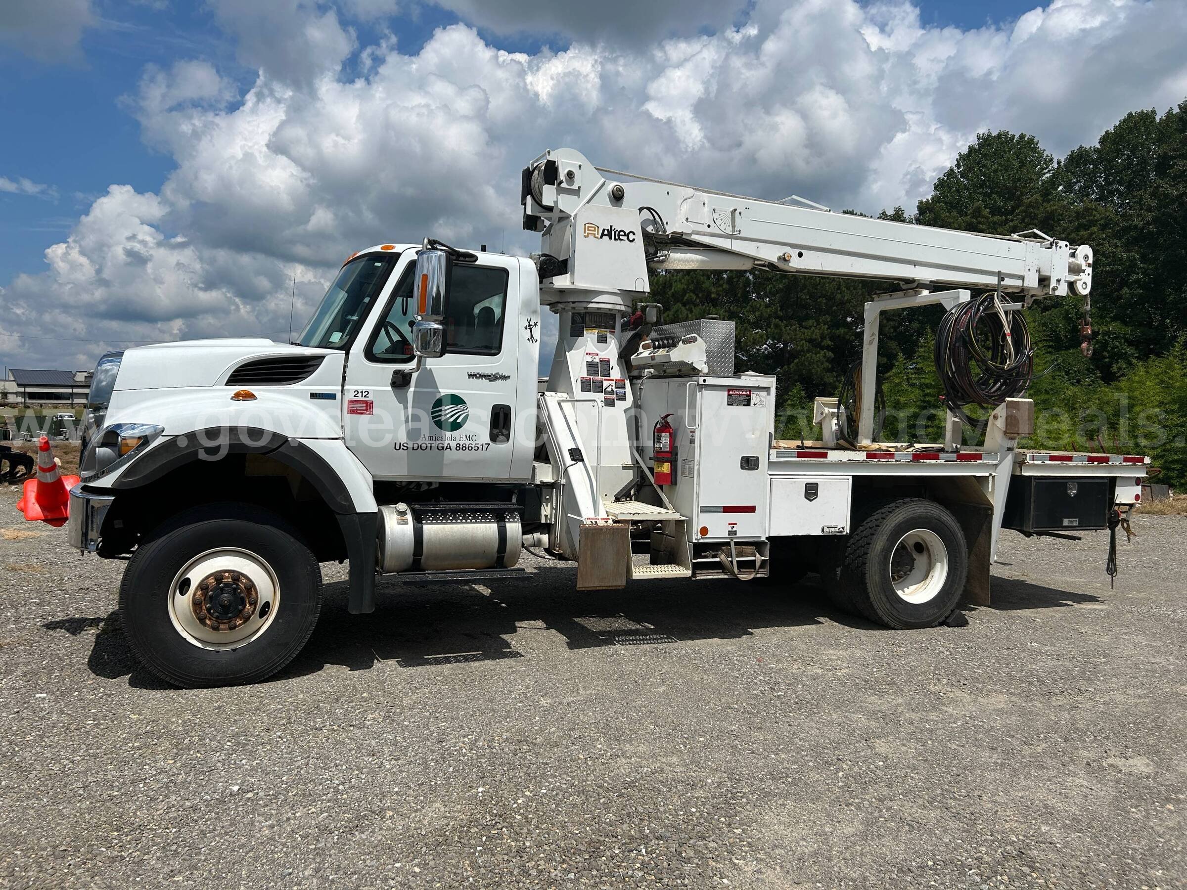 international 7400 4x4 with altec crane international 7400 Government Surplus Auction - Photo #2
