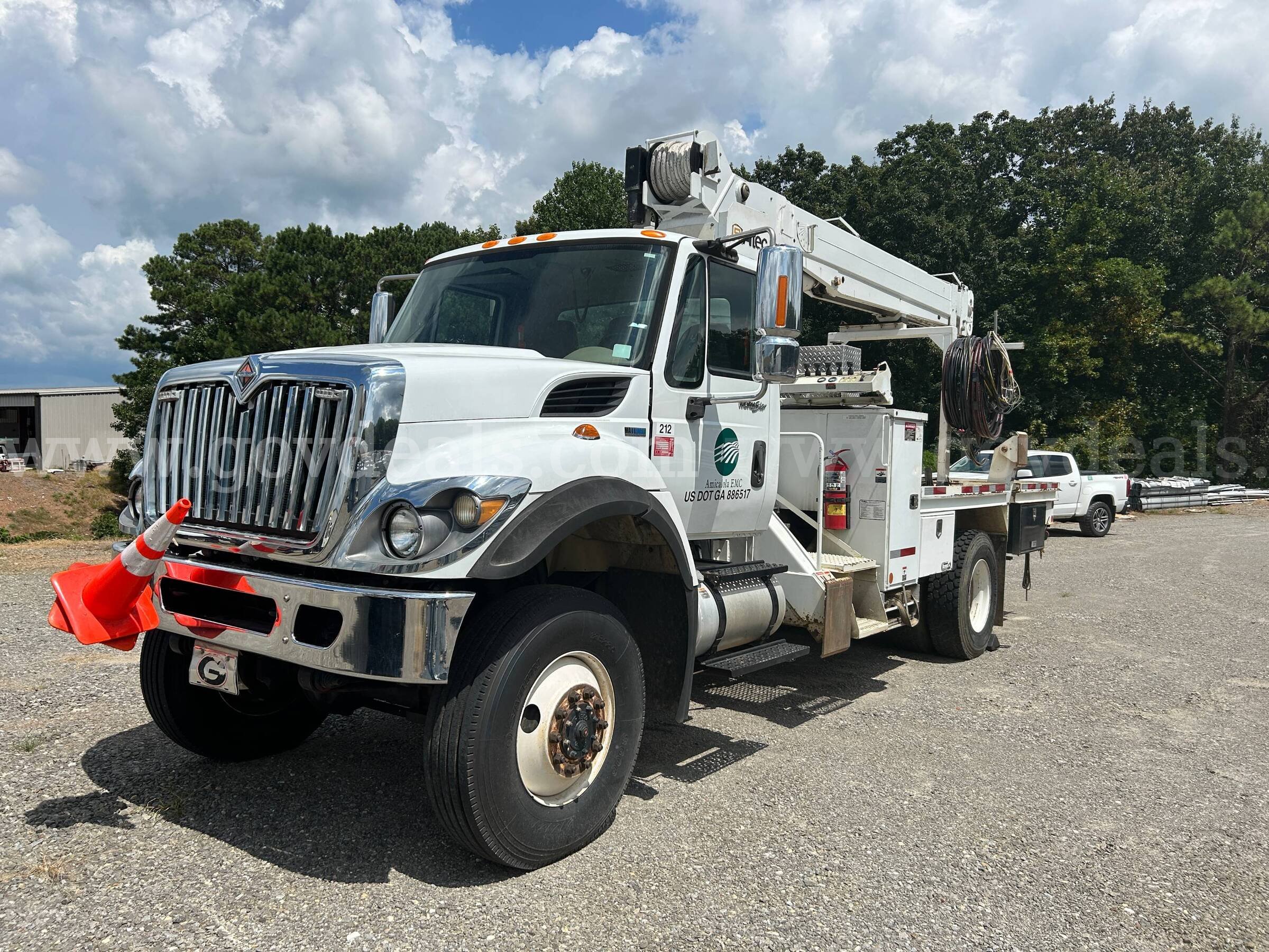 international 7400 4x4 with altec crane international 7400 Government Surplus Auction - Photo #3