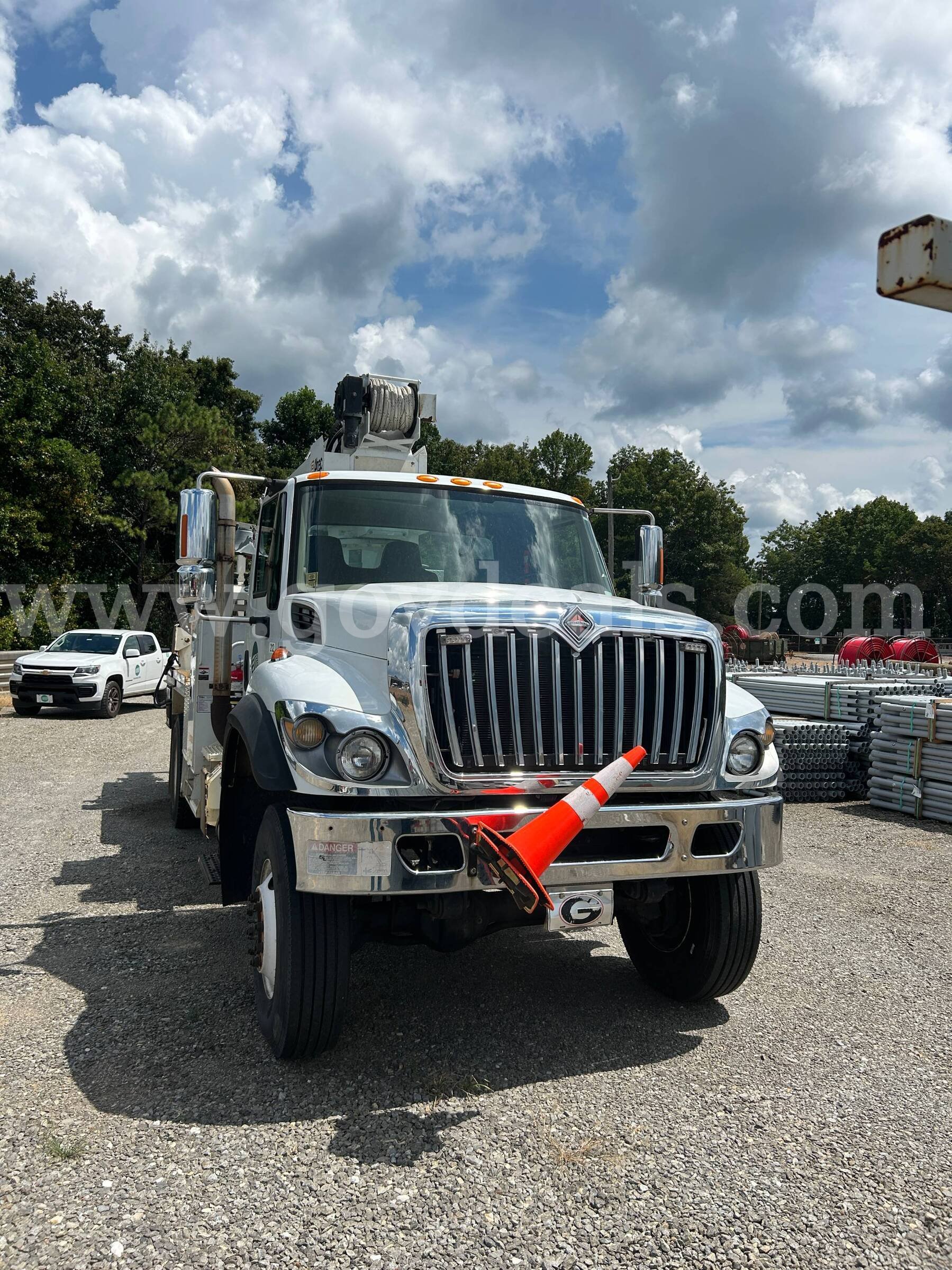 international 7400 4x4 with altec crane international 7400 Government Surplus Auction - Photo #4