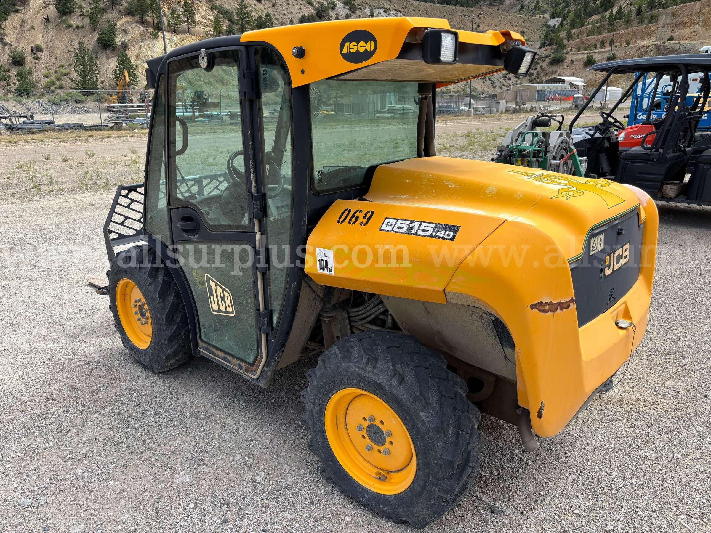 JCB 515-40 compact telehandler, with an enclosed cab, pallet forks. JCB 515 Government Surplus Auction - Photo #3