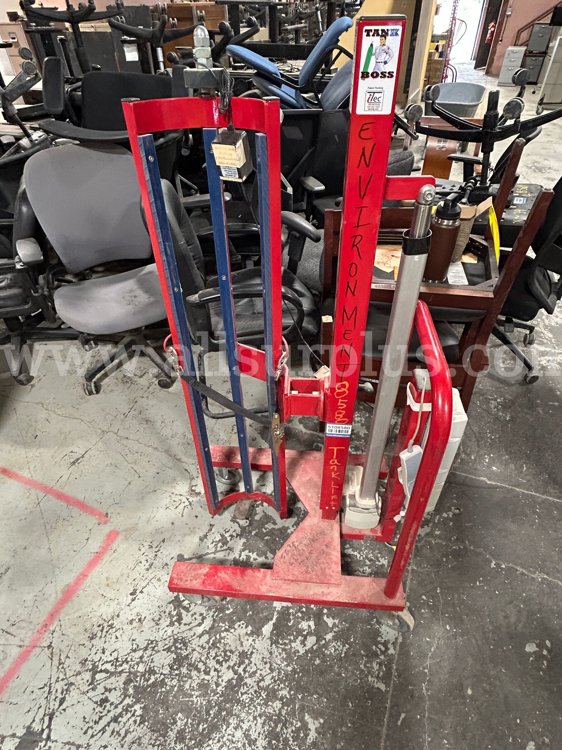 Tank Boss portable tank lifting/actuation system, Airgas automatic changeover module, Poly 300Gal Tank, Qty1 LOT  300Gal Government Surplus Auction - Photo #2