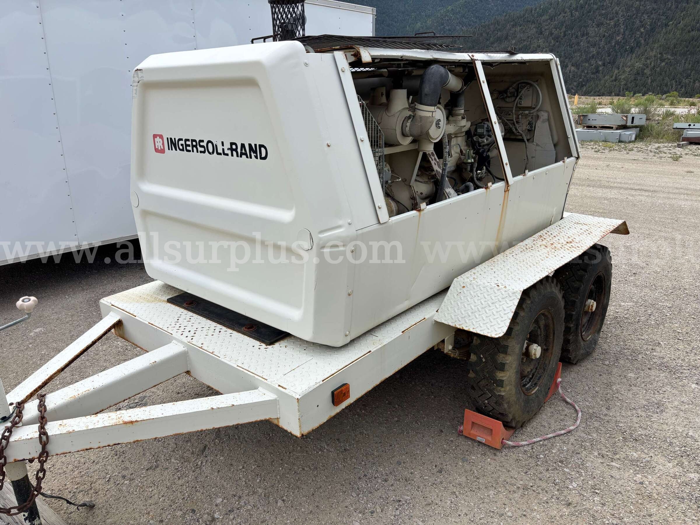 Ingersoll-Rand 185 CFM Towable Diesel Air Compressor, Tandem-Axle Ingersoll-Rand 185 Government Surplus Auction - Photo #2