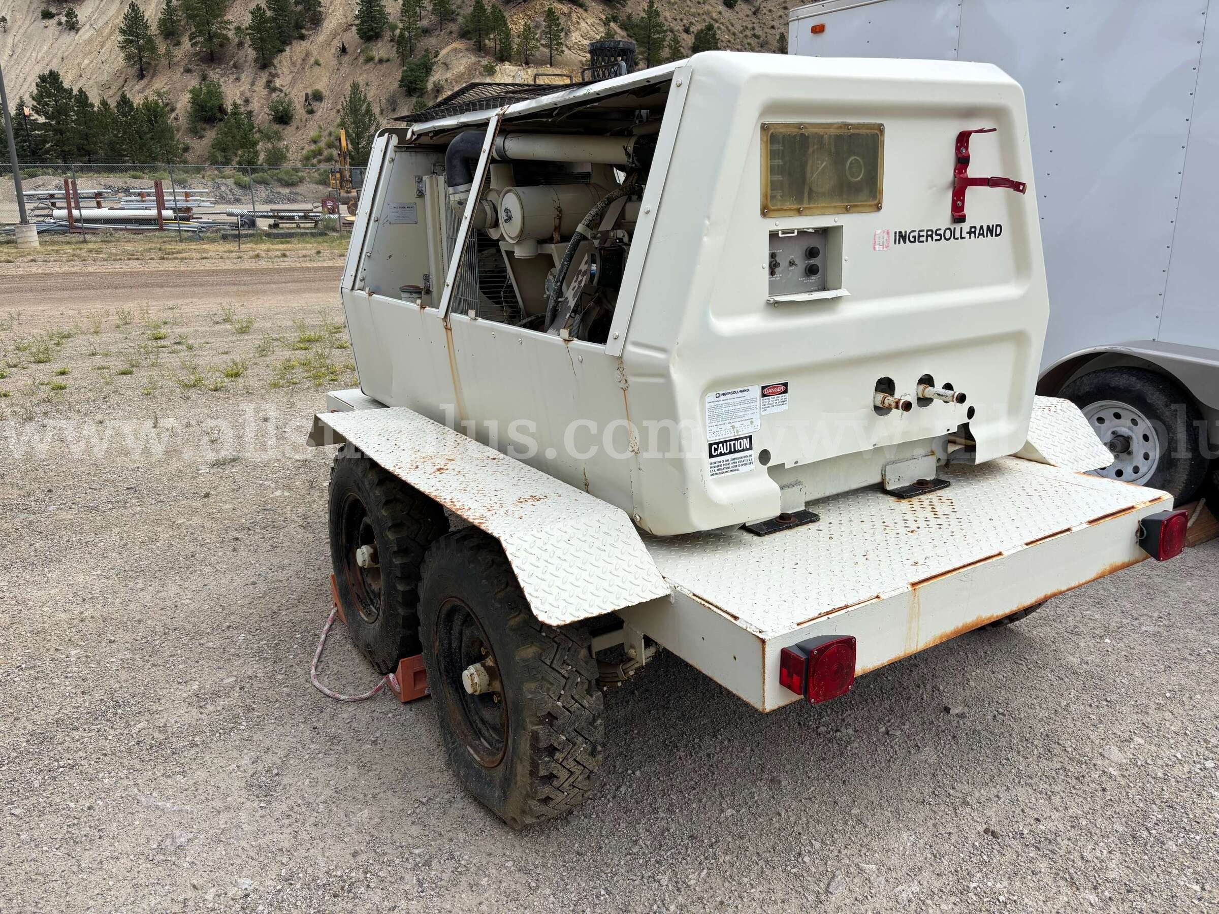 Ingersoll-Rand 185 CFM Towable Diesel Air Compressor, Tandem-Axle Ingersoll-Rand 185 Government Surplus Auction - Photo #3