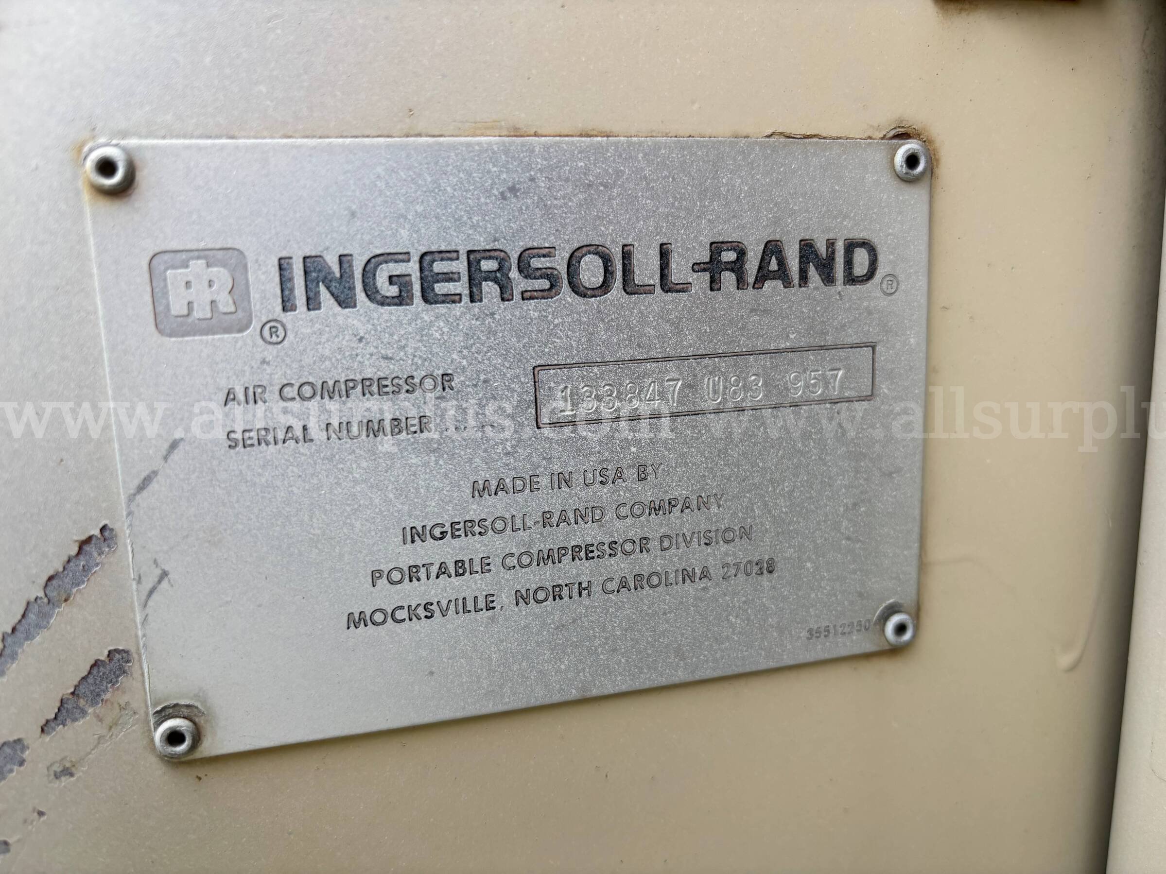 Ingersoll-Rand 185 CFM Towable Diesel Air Compressor, Tandem-Axle Ingersoll-Rand 185 Government Surplus Auction - Photo #6