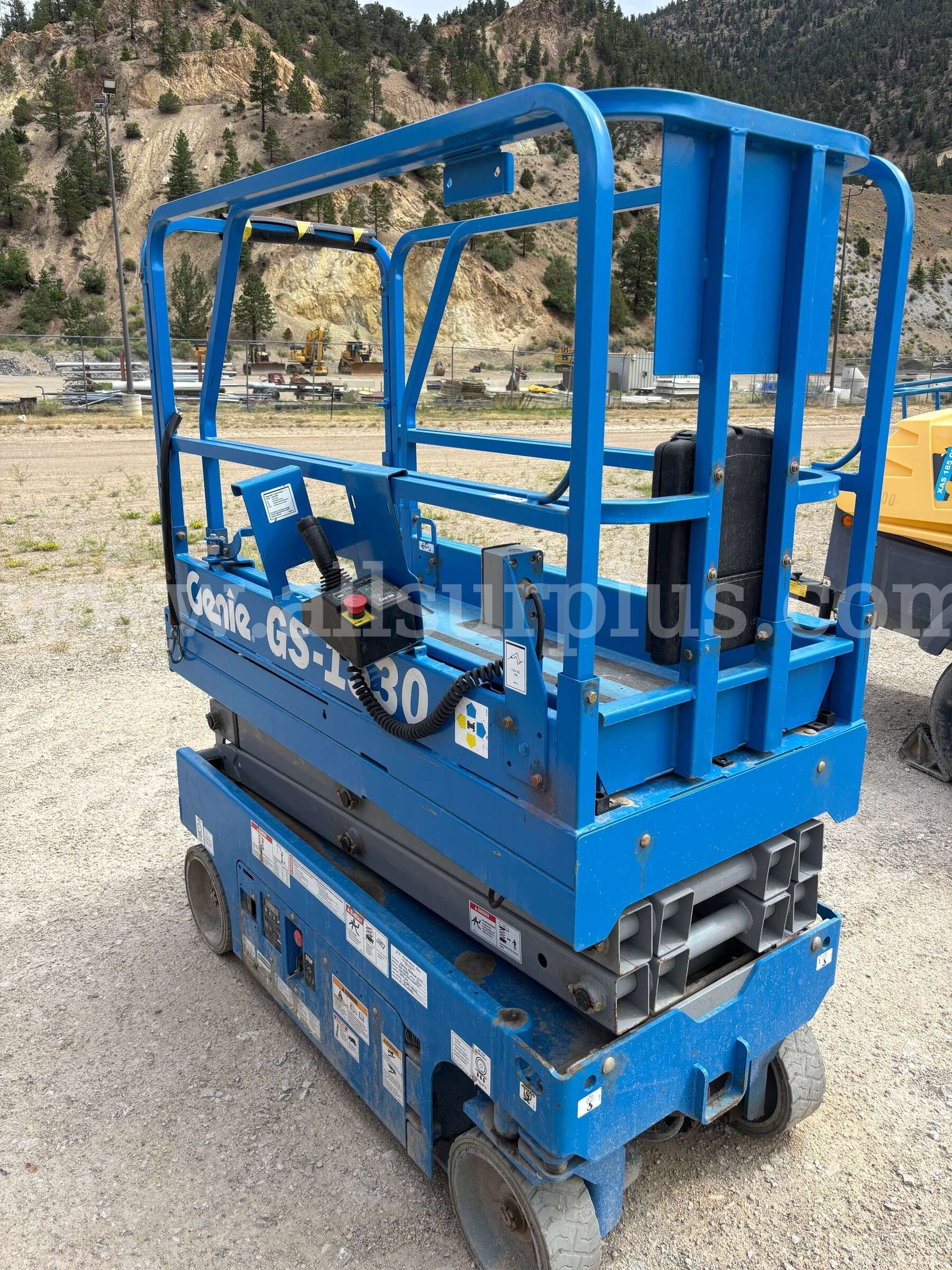 Genie GS-1530 electric slab scissor lift, 5 Ft. Platform Height Genie 1530 Government Surplus Auction - Photo #2