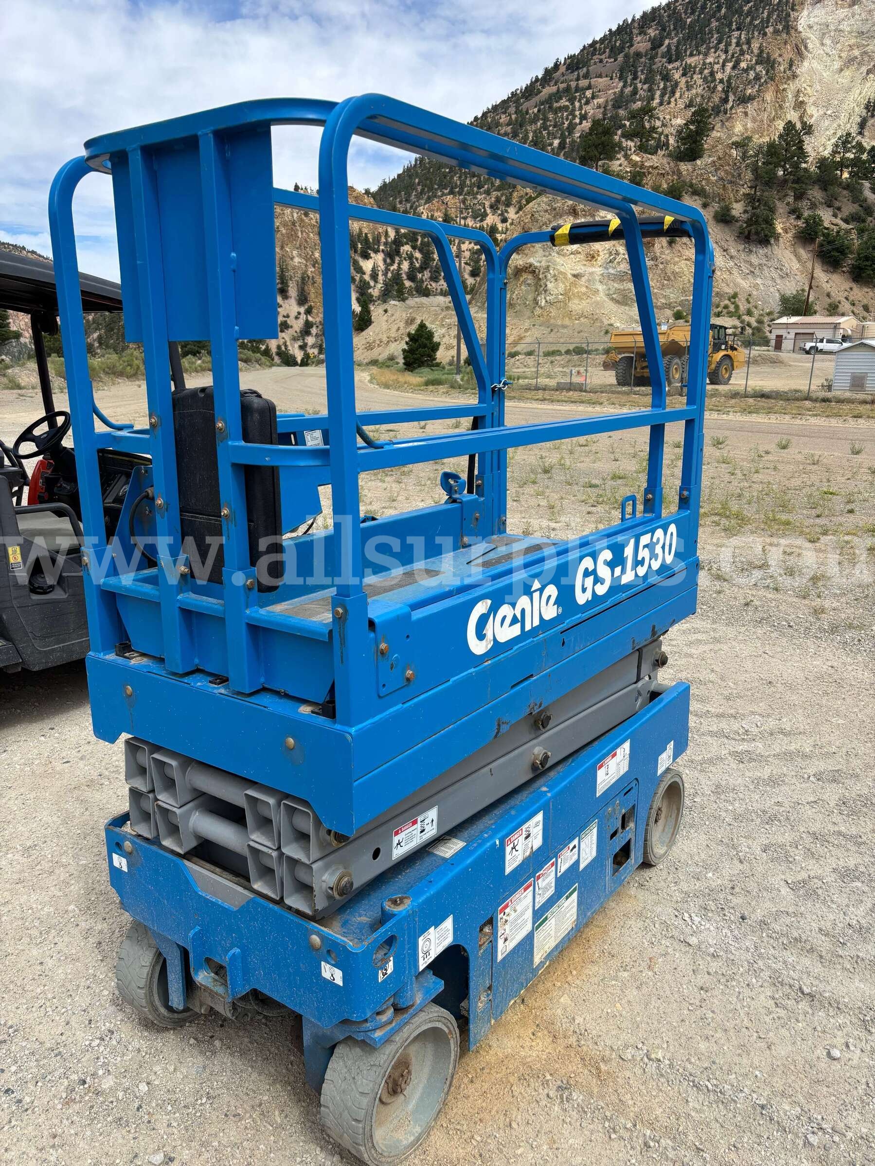 Genie GS-1530 electric slab scissor lift, 5 Ft. Platform Height Genie 1530 Government Surplus Auction - Photo #3