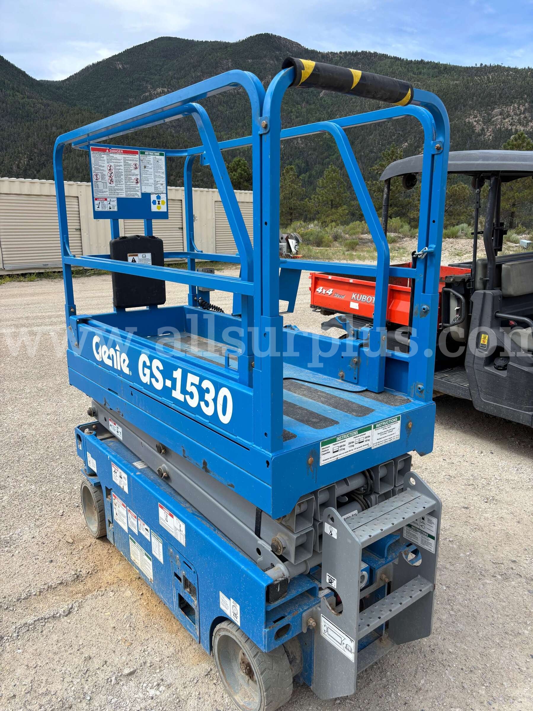 Genie GS-1530 electric slab scissor lift, 5 Ft. Platform Height Genie 1530 Government Surplus Auction - Photo #4