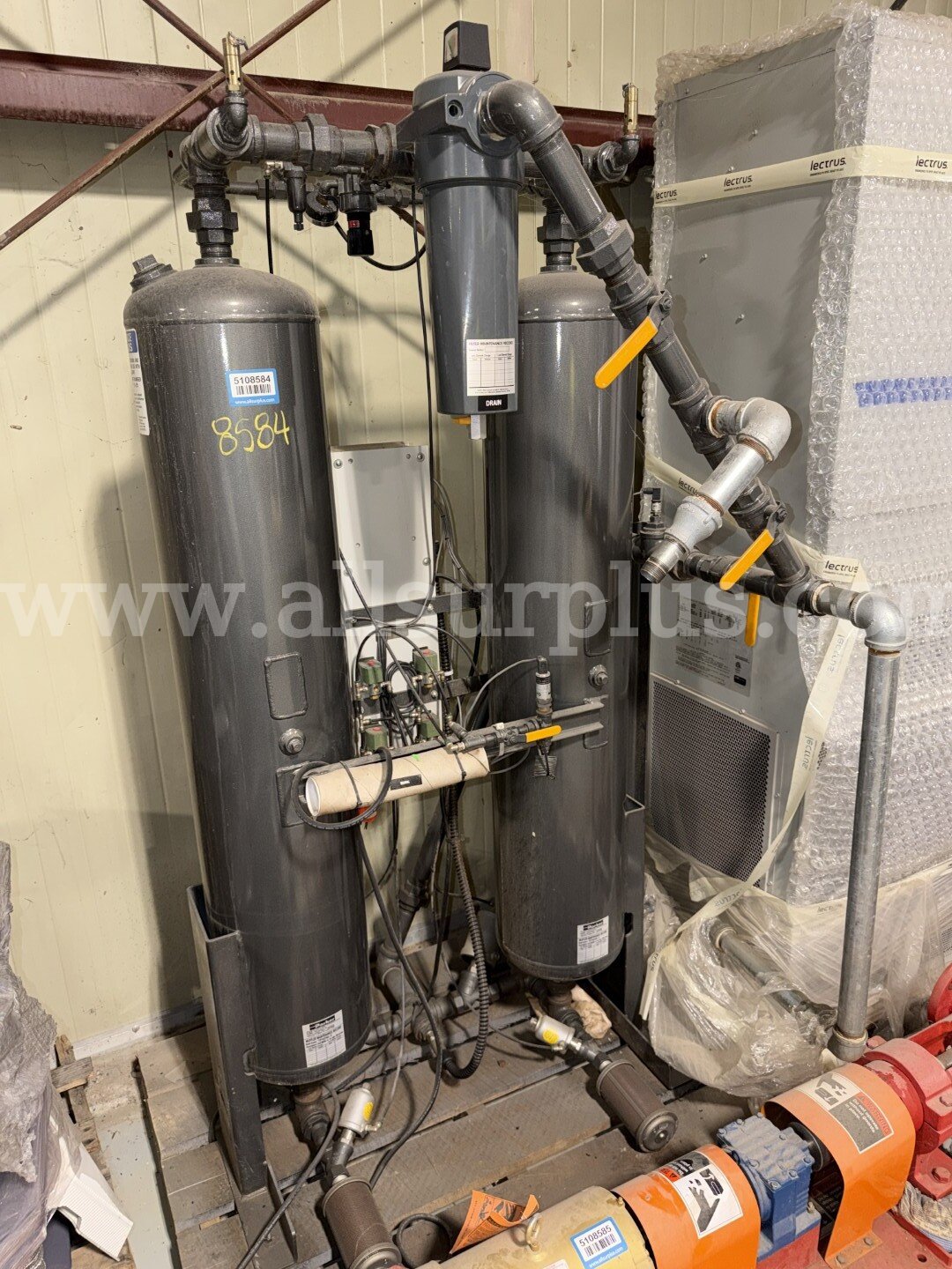Heatless Desiccant Dryer, Parker, Dual Chamber, Skidded, Model: TW250BY14NNN, Qty 1 Parker Airtek TW250BY14NNN Government Surplus Auction - Primary Photo