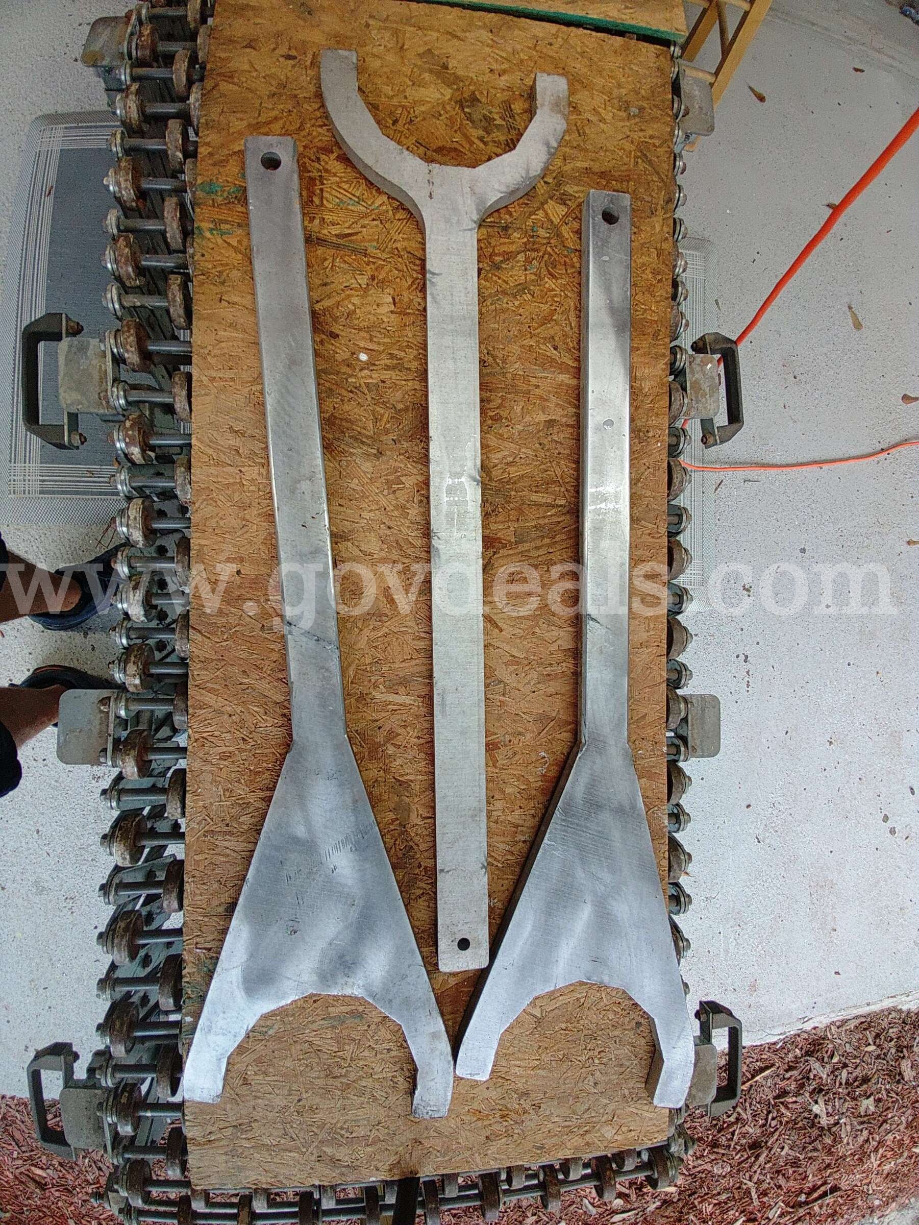 7-1/8"  x 36"Aluminum Wrenches   Government Surplus Auction - Primary Photo