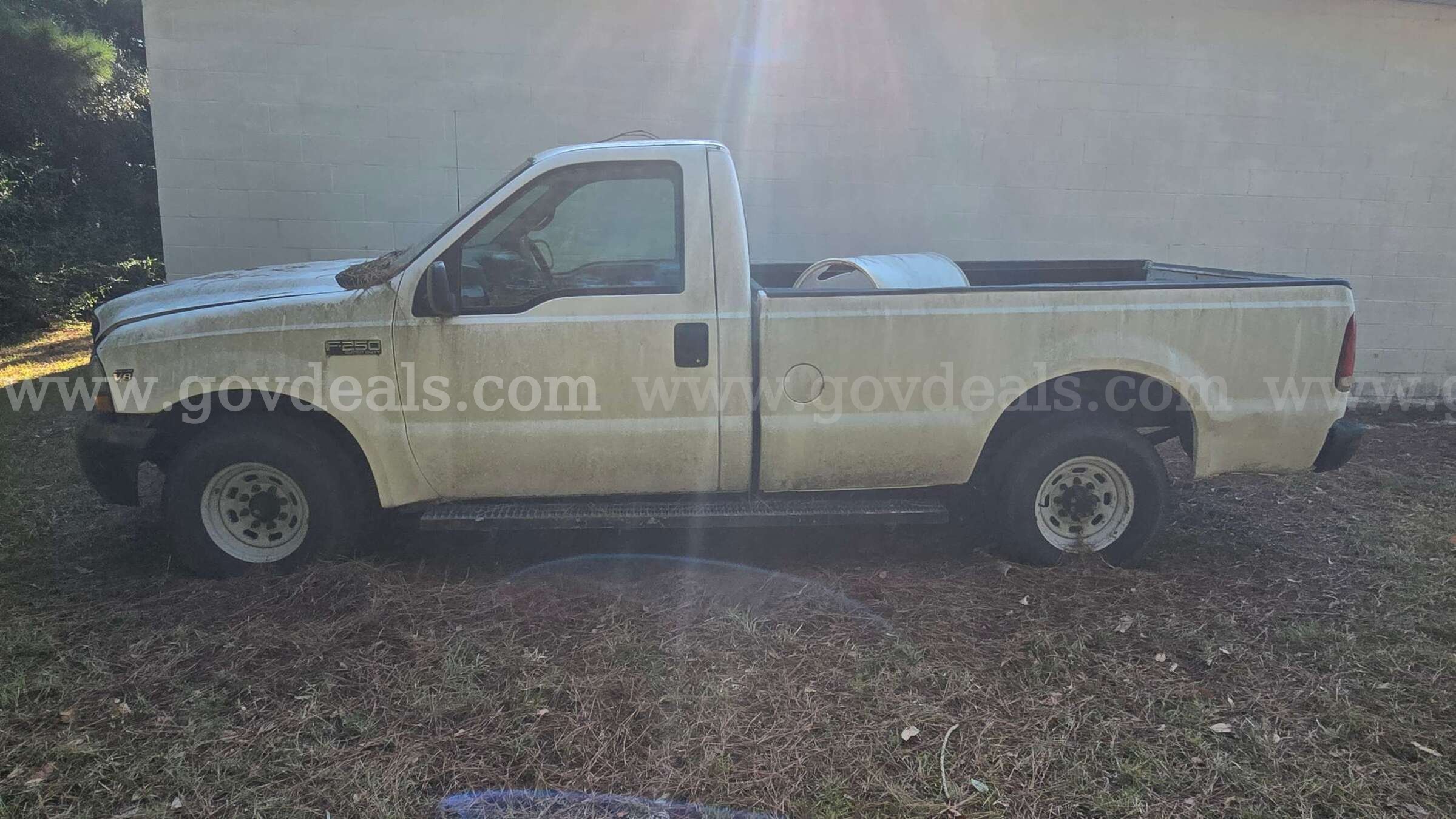 2002 Ford F-250 Super Duty Regular Cab Pickup Ford F-250 Government Surplus Auction - Photo #3