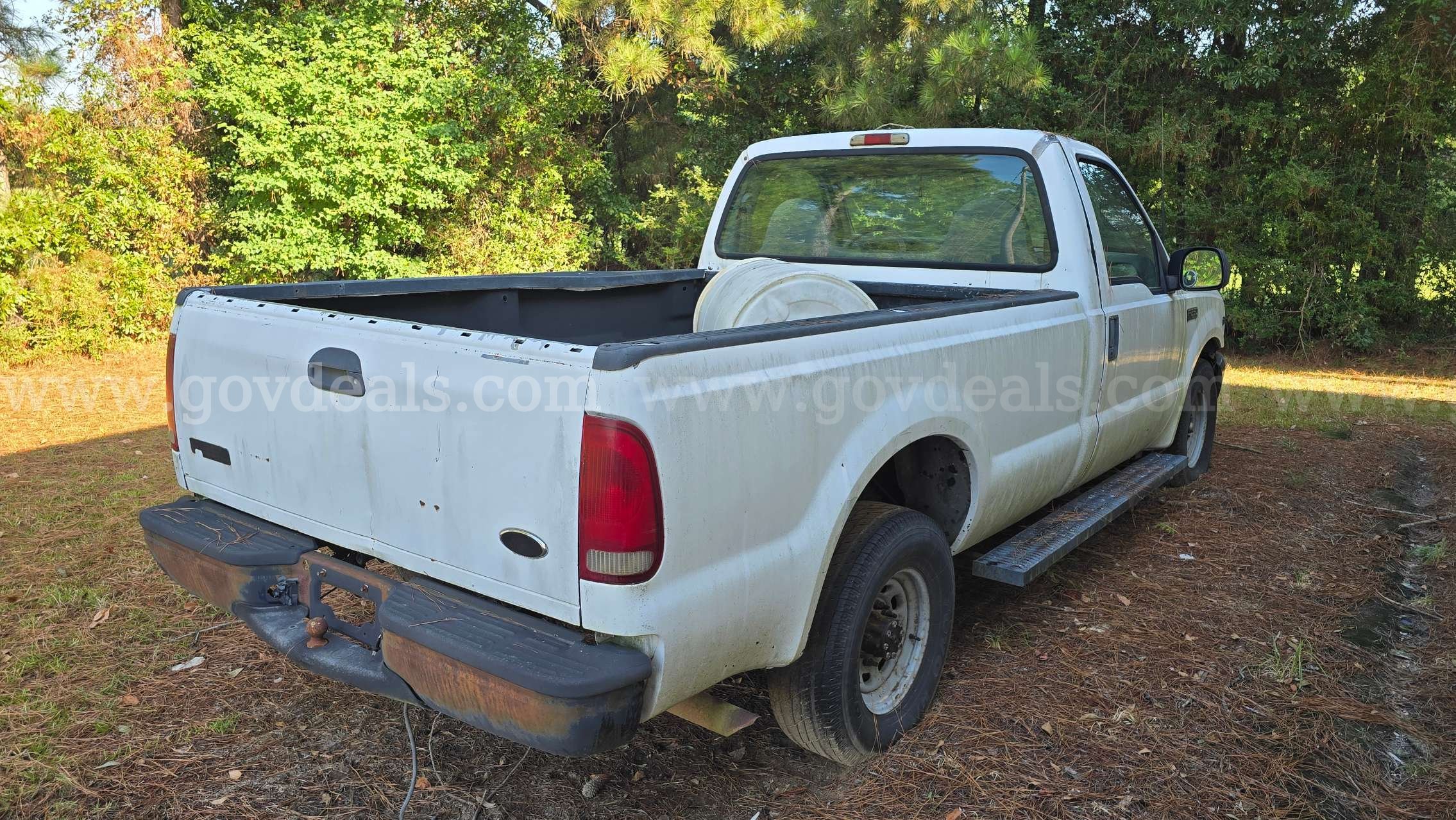 2002 Ford F-250 Super Duty Regular Cab Pickup Ford F-250 Government Surplus Auction - Photo #4