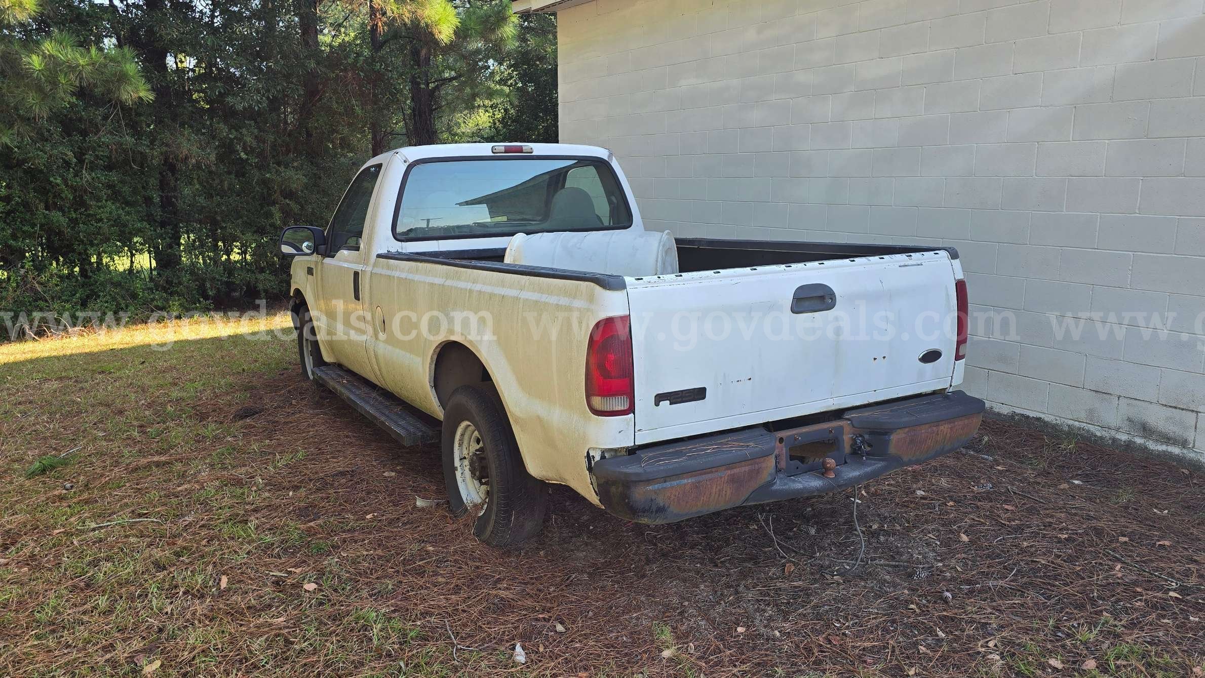 2002 Ford F-250 Super Duty Regular Cab Pickup Ford F-250 Government Surplus Auction - Photo #5