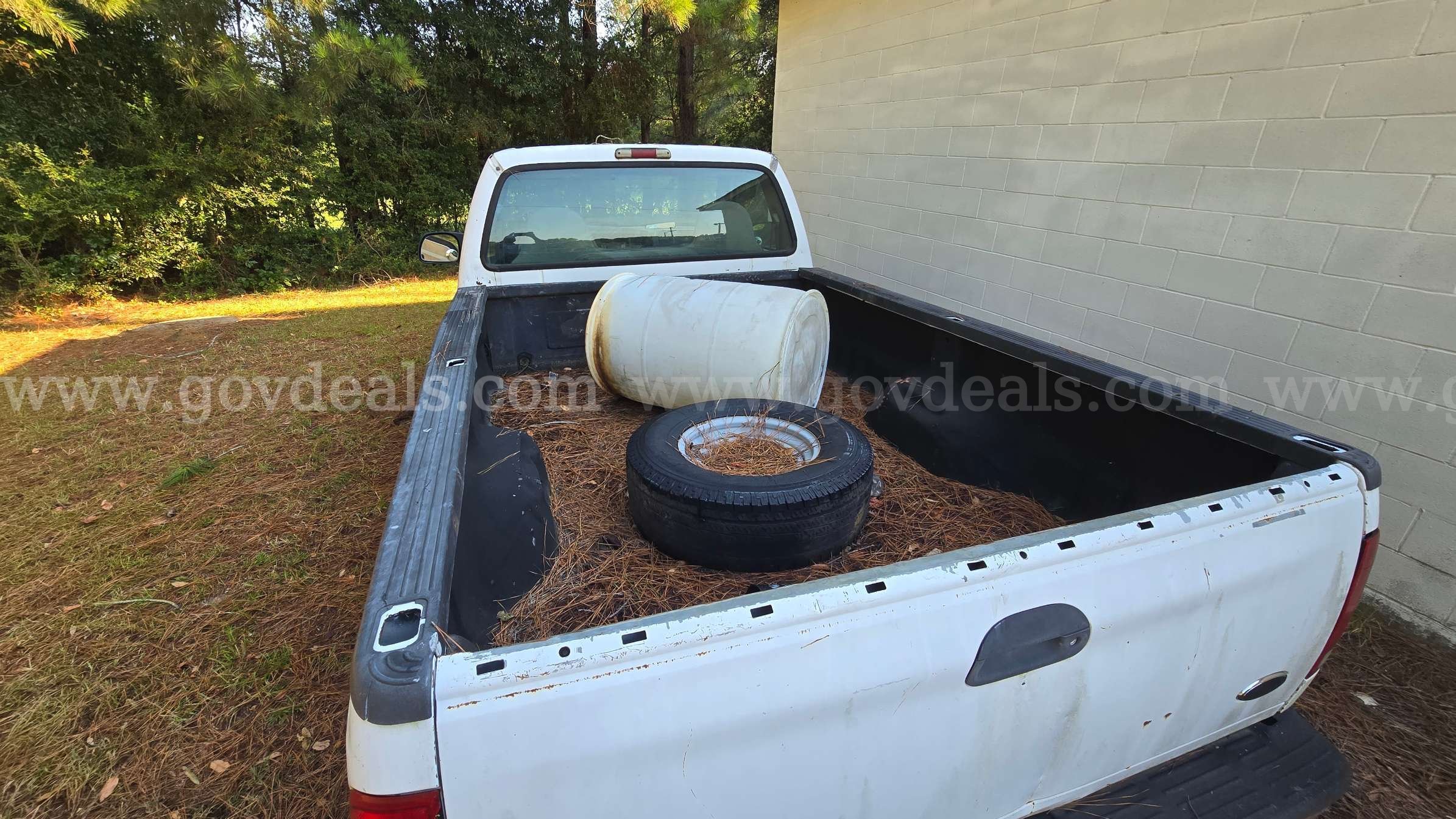 2002 Ford F-250 Super Duty Regular Cab Pickup Ford F-250 Government Surplus Auction - Photo #6