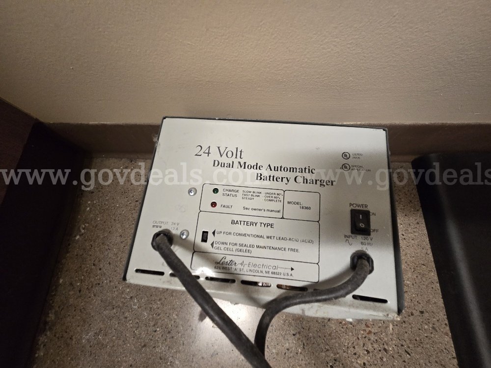 Windsor Saber SC20T floor machine Windsor Saber SC20T Government Surplus Auction - Photo #2