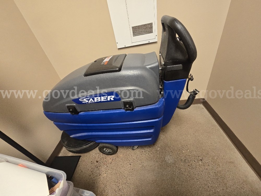 Windsor Saber SC20T floor machine Windsor Saber SC20T Government Surplus Auction - Photo #3