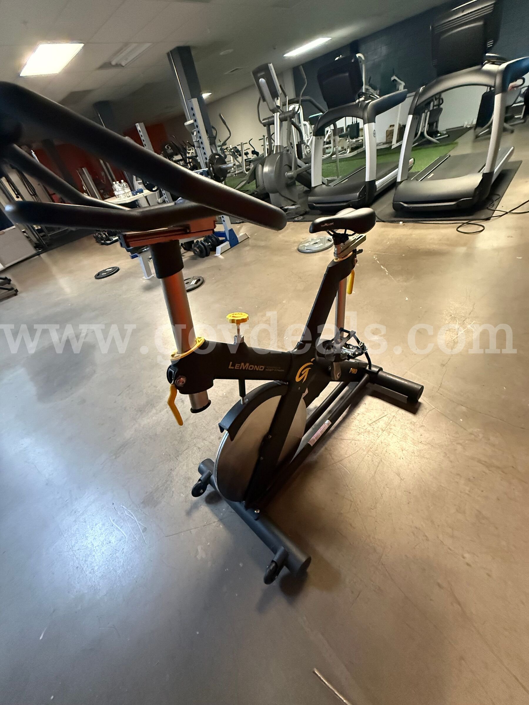 REVMASTER PRO CYCLING BIKE REVMASTER  Government Surplus Auction - Photo #2
