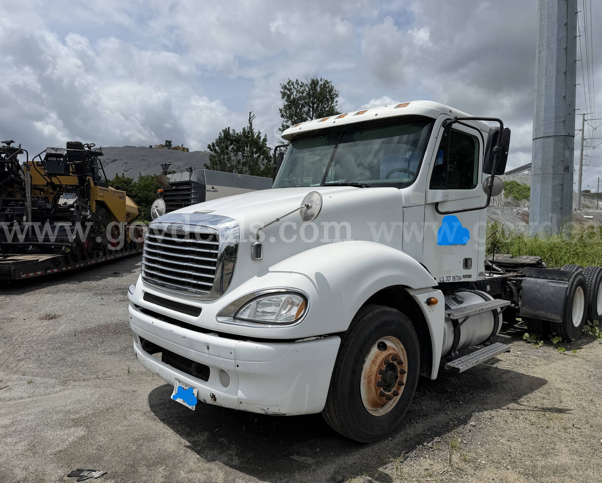 2005 Freightliner Columbia 120 Conventional Day Cab Tractor Freightliner 120 Government Surplus Auction - Photo #2