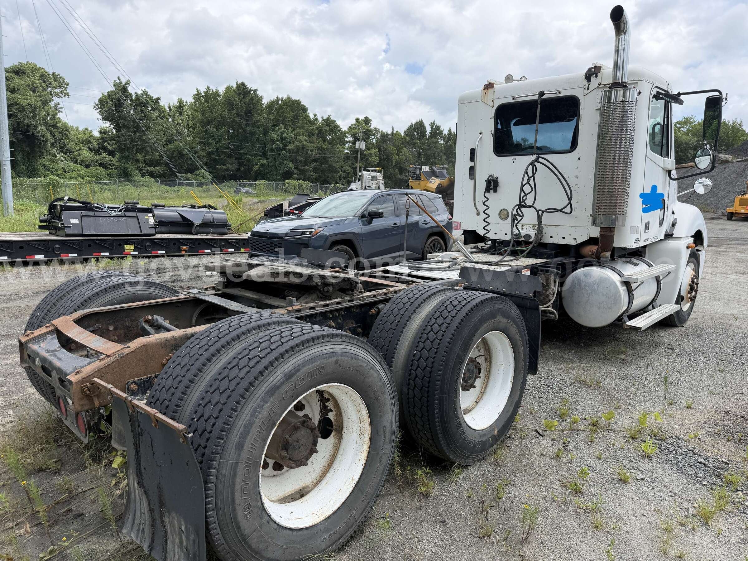 2005 Freightliner Columbia 120 Conventional Day Cab Tractor Freightliner 120 Government Surplus Auction - Photo #3