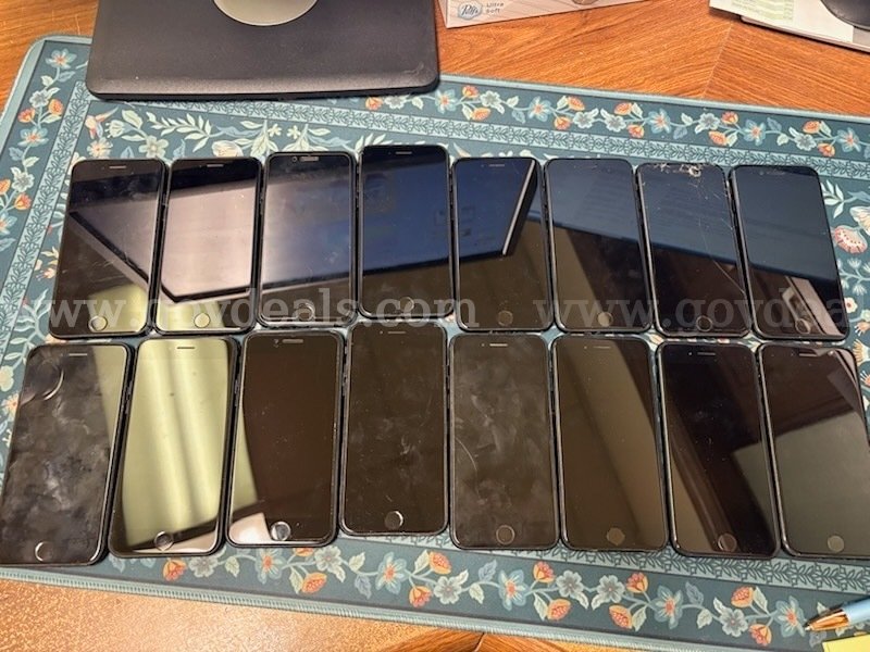LOT of 18 iPhones in Working Condition Apple SE-64 gb / 12-64 gb Government Surplus Auction - Primary Photo