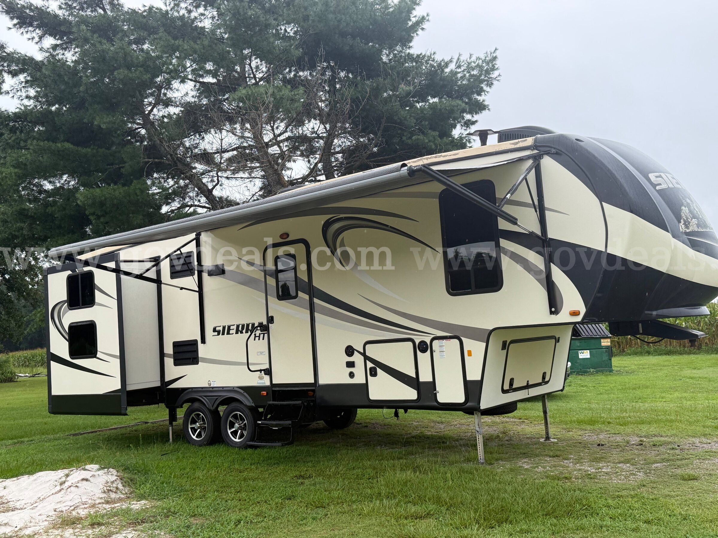 2017 33ft. Forest River Sierra HT fifth wheel Forest River Sierra Government Surplus Auction - Primary Photo