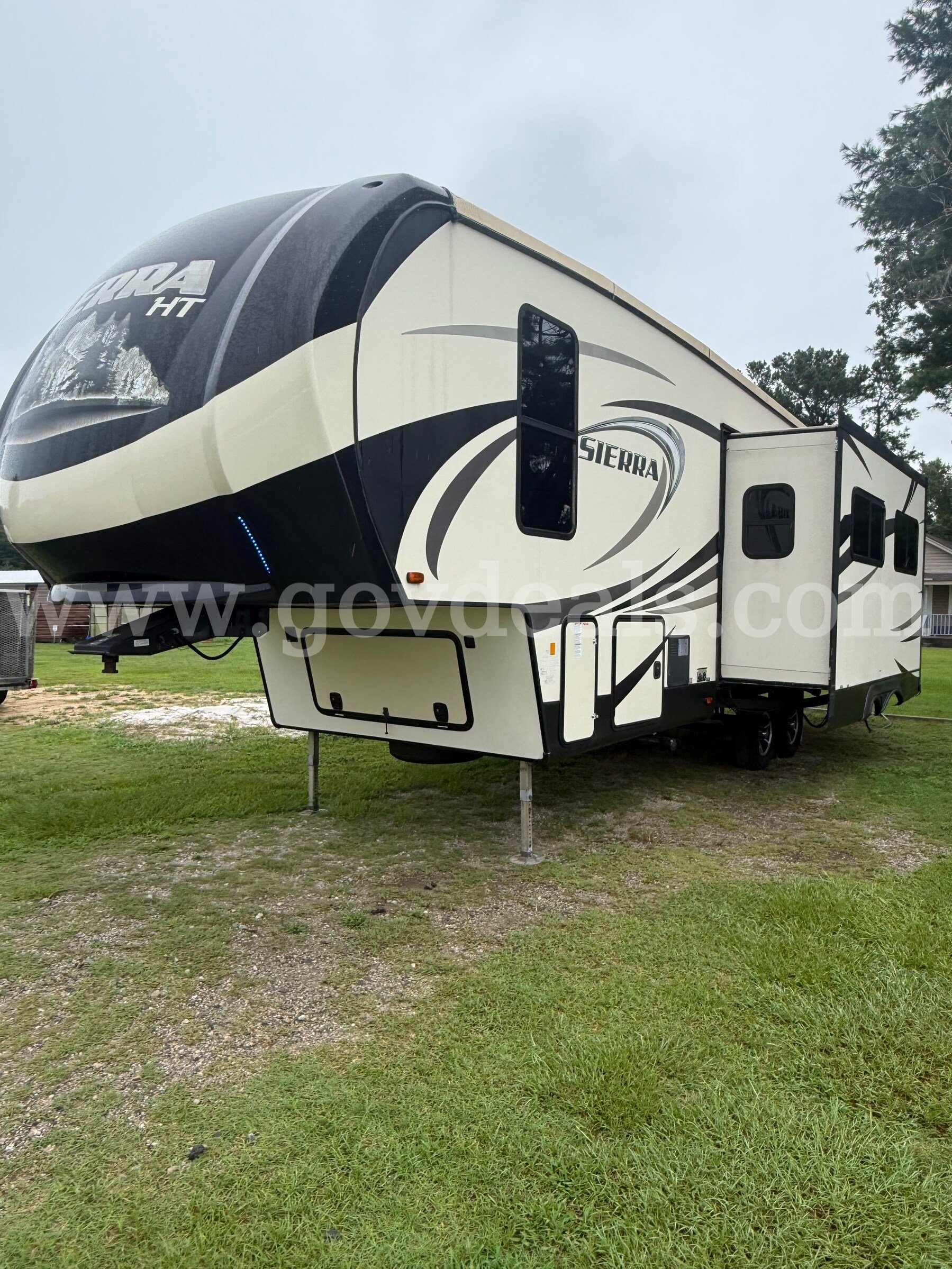 2017 33ft. Forest River Sierra HT fifth wheel Forest River Sierra Government Surplus Auction - Photo #3