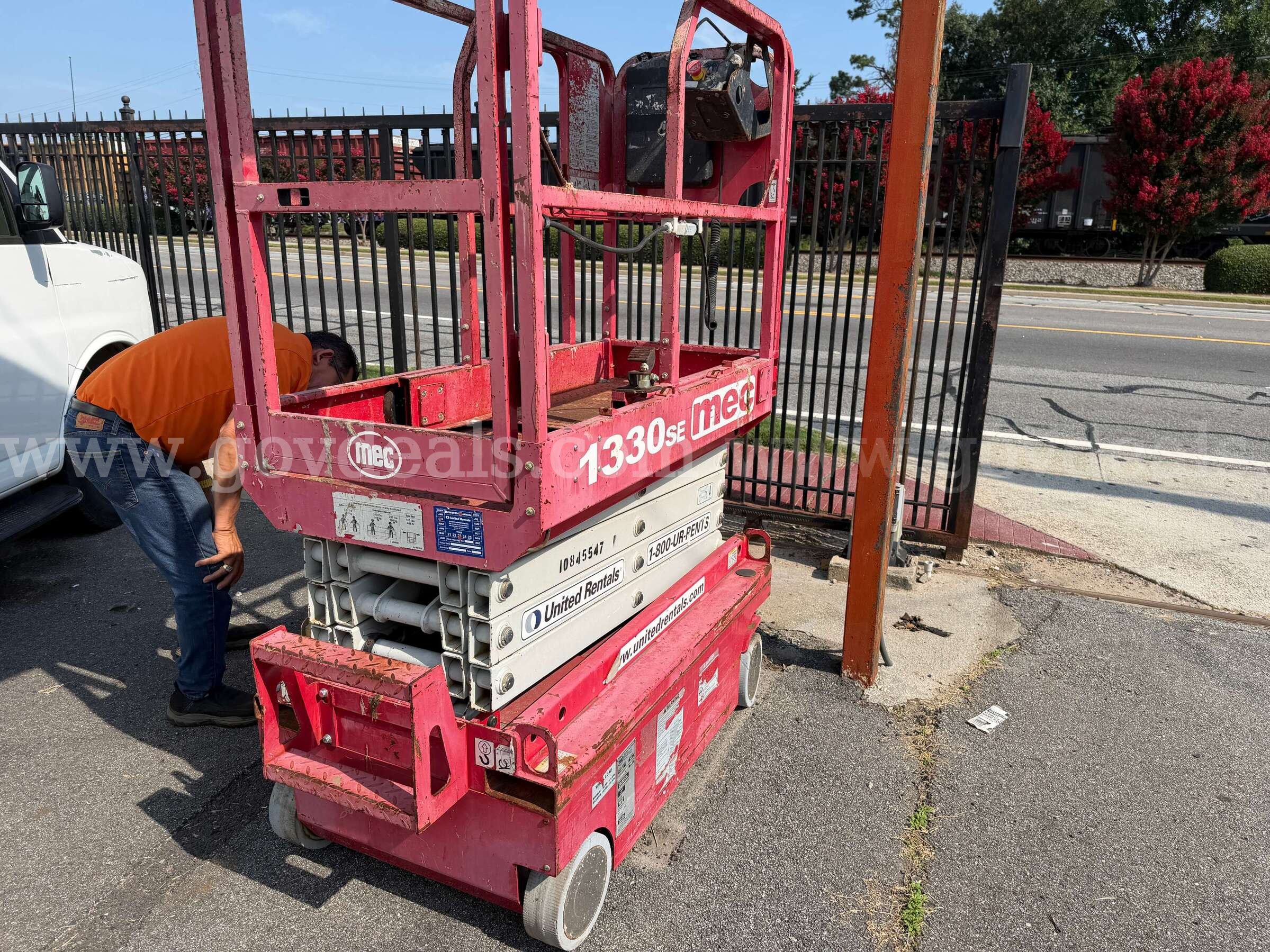 2019 MEC 1330SE Electric Scissor Lift MEC 1330SE Government Surplus Auction - Photo #6