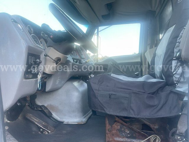 2006 Sterling LT9500 Tri/A Dump Truck Sterling LT9500 Government Surplus Auction - Photo #5