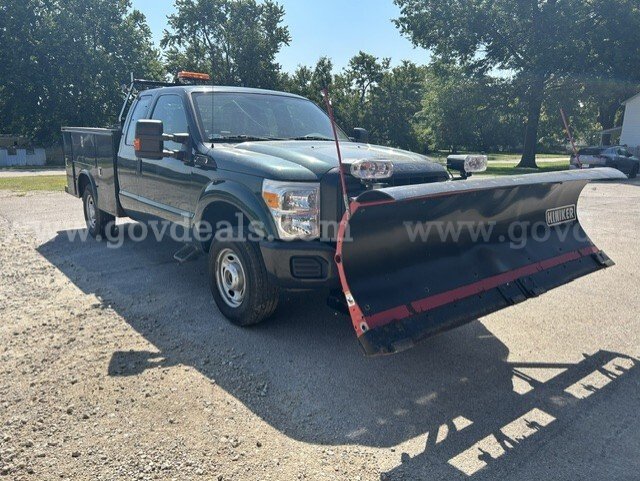2011 Ford F-250 SD XL SuperCab 4WD (with and front-mounted snow plow, utility/service body, ladder rack, and lights) Ford F-250 Government Surplus Auction - Photo #4