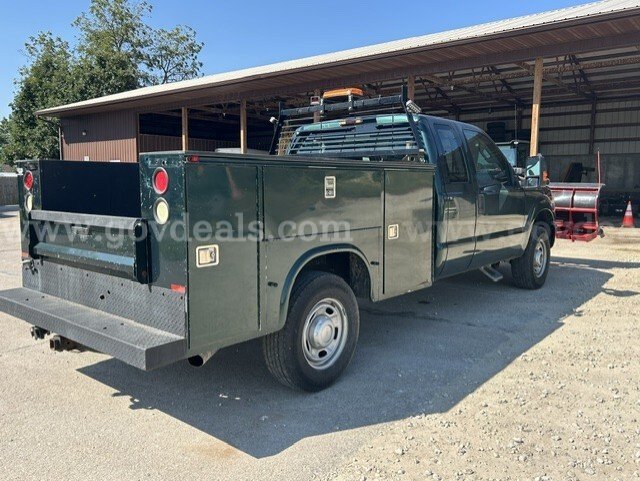 2011 Ford F-250 SD XL SuperCab 4WD (with and front-mounted snow plow, utility/service body, ladder rack, and lights) Ford F-250 Government Surplus Auction - Photo #6