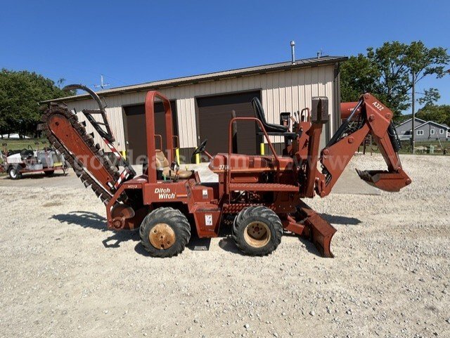 2002 Ditch Witch Trencher/Backhoe Ditch Witch H313 / 3700D / A322 Government Surplus Auction - Photo #3