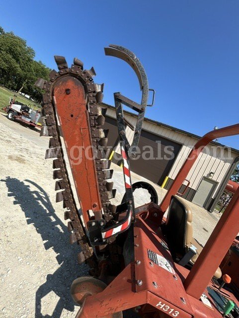 2002 Ditch Witch Trencher/Backhoe Ditch Witch H313 / 3700D / A322 Government Surplus Auction - Photo #6