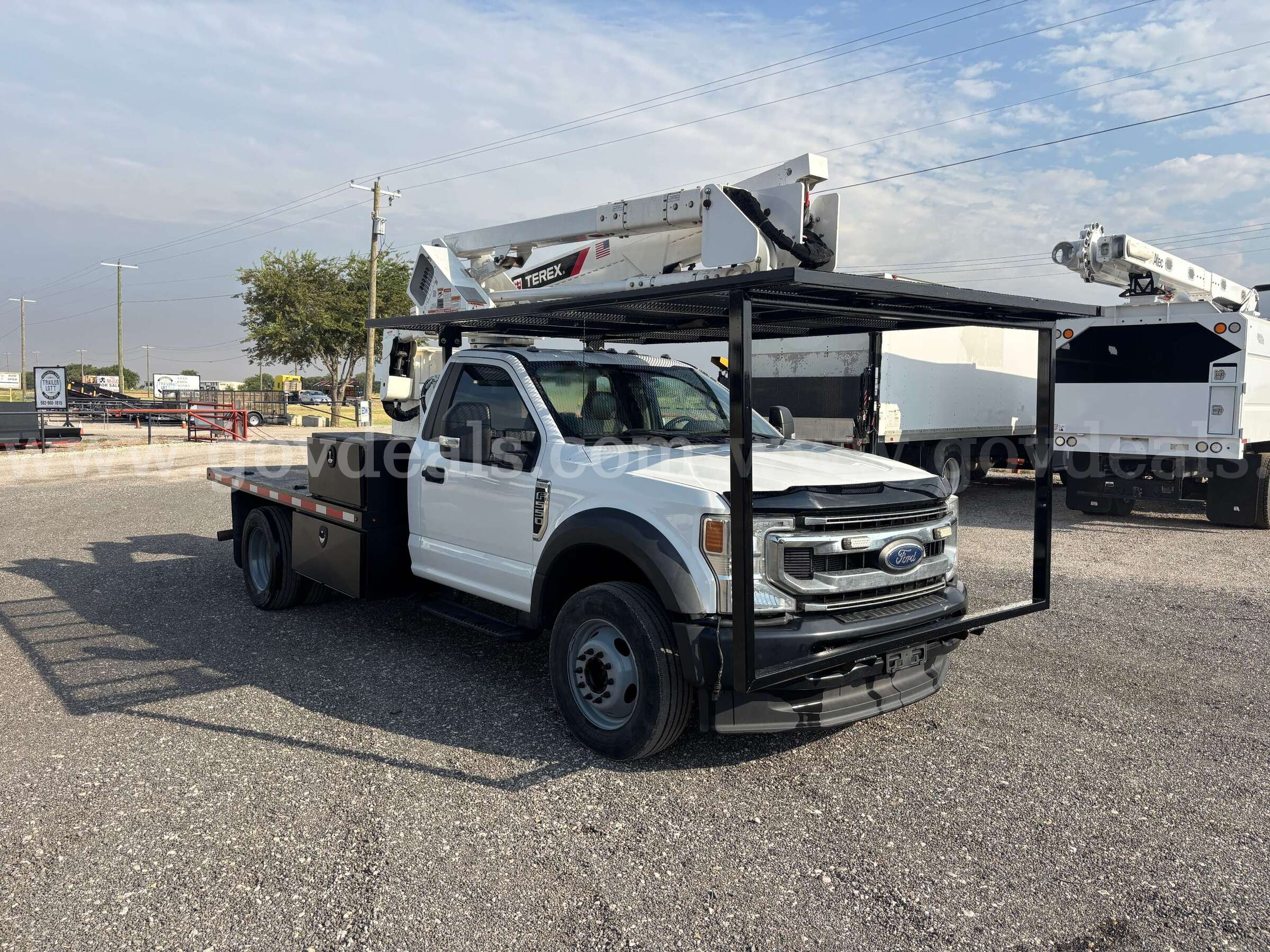 2022 Ford F-550 Flat Bed Bucket Truck  Regular Cab DRW 4WD Ford F-550 Government Surplus Auction - Photo #3