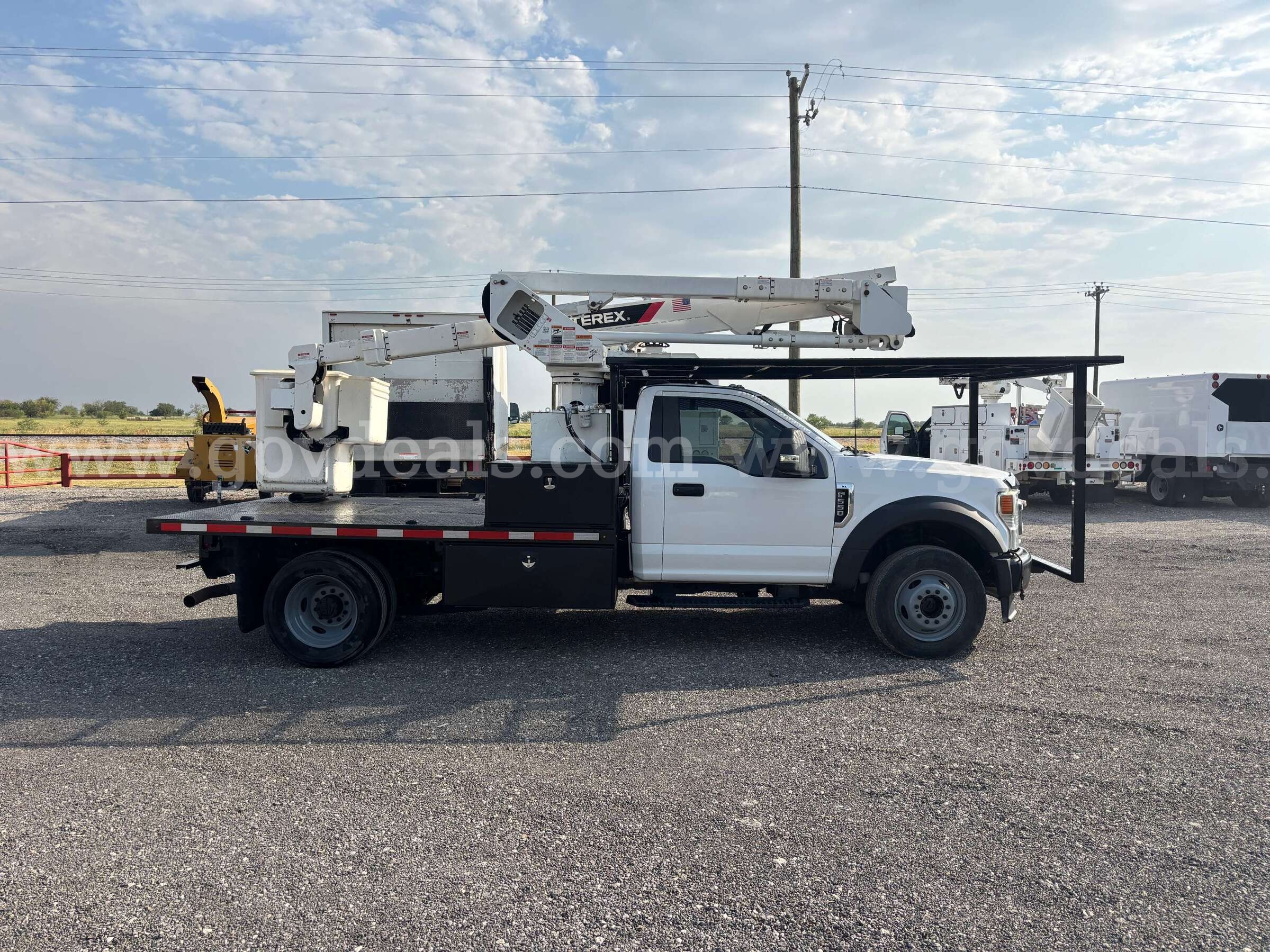 2022 Ford F-550 Flat Bed Bucket Truck  Regular Cab DRW 4WD Ford F-550 Government Surplus Auction - Photo #4