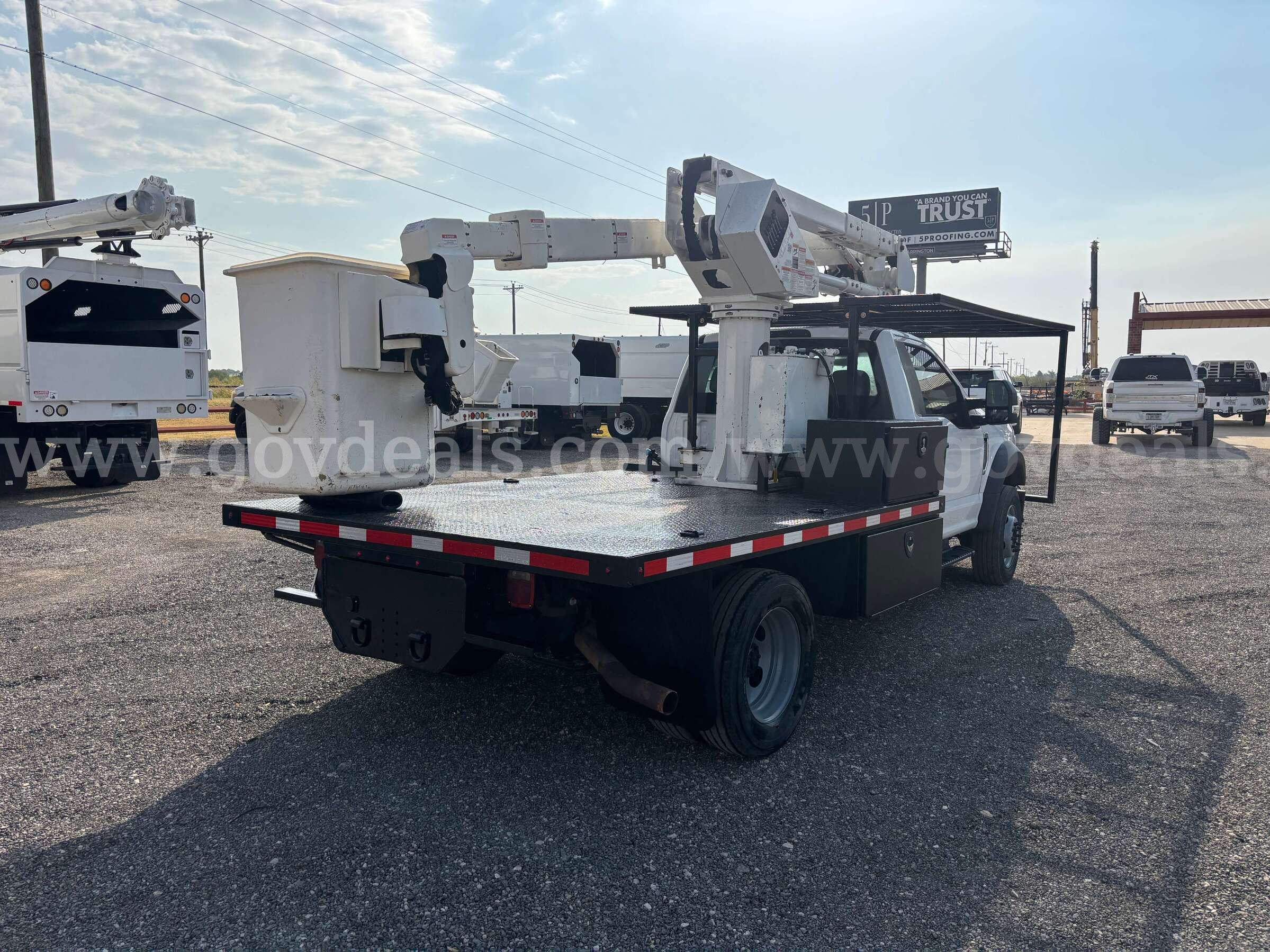 2022 Ford F-550 Flat Bed Bucket Truck  Regular Cab DRW 4WD Ford F-550 Government Surplus Auction - Photo #5