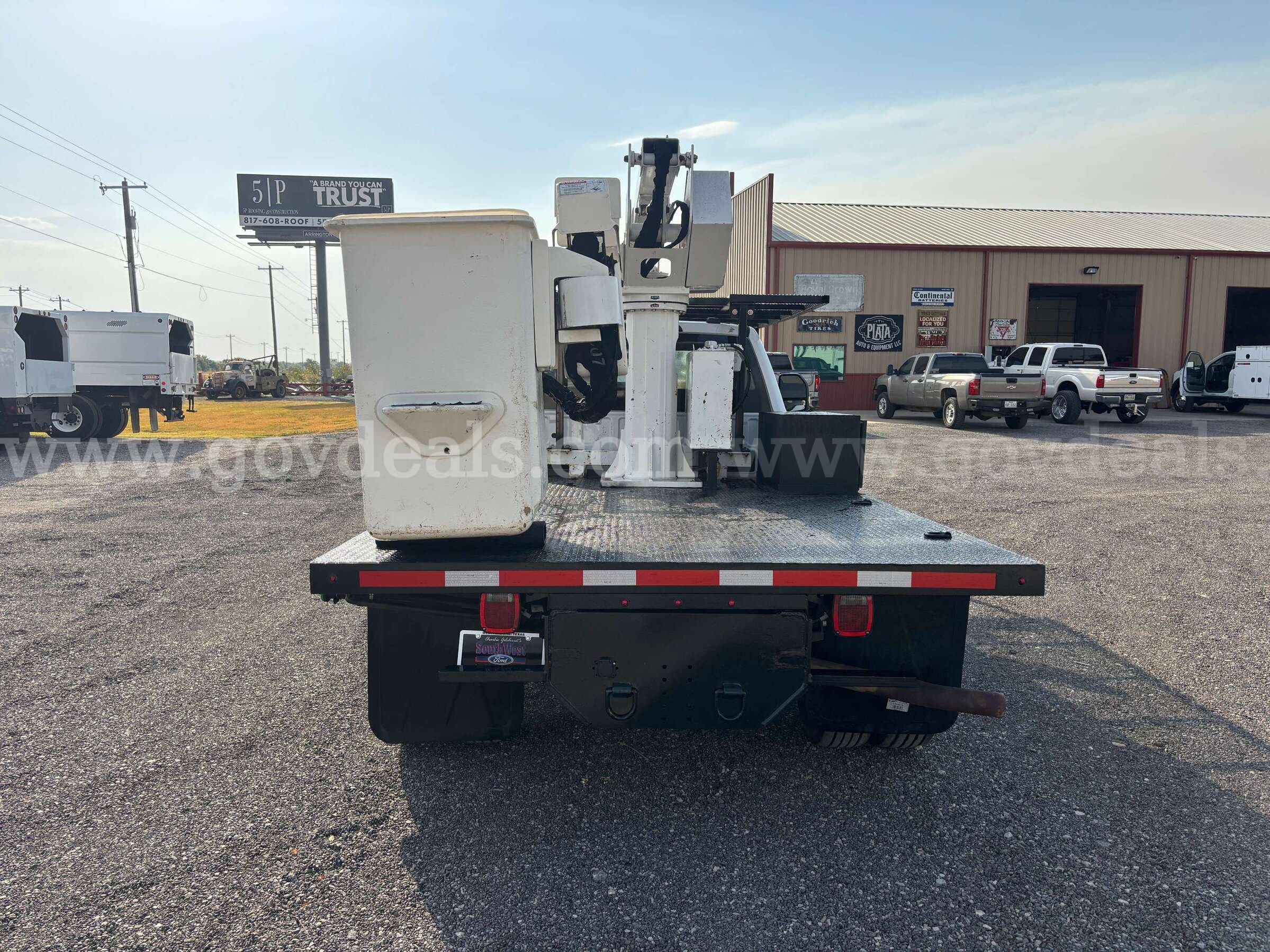 2022 Ford F-550 Flat Bed Bucket Truck  Regular Cab DRW 4WD Ford F-550 Government Surplus Auction - Photo #6