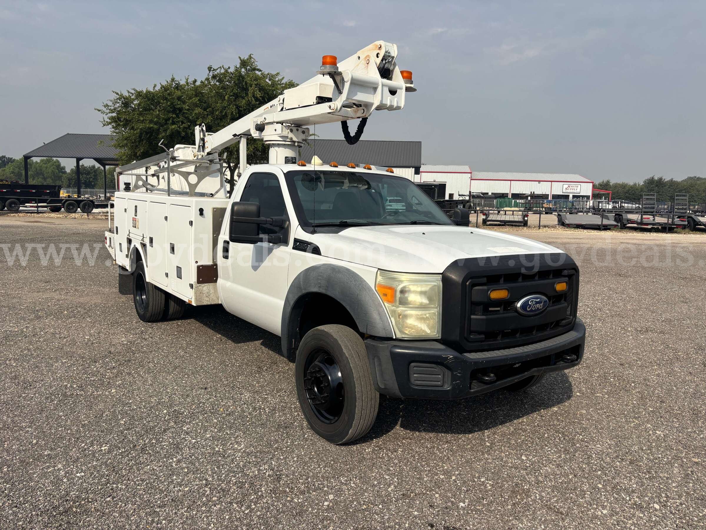 2011 Ford F-450 SD Regular Cab DRW 2WD Bucket Truck Ford F-450 Government Surplus Auction - Photo #3