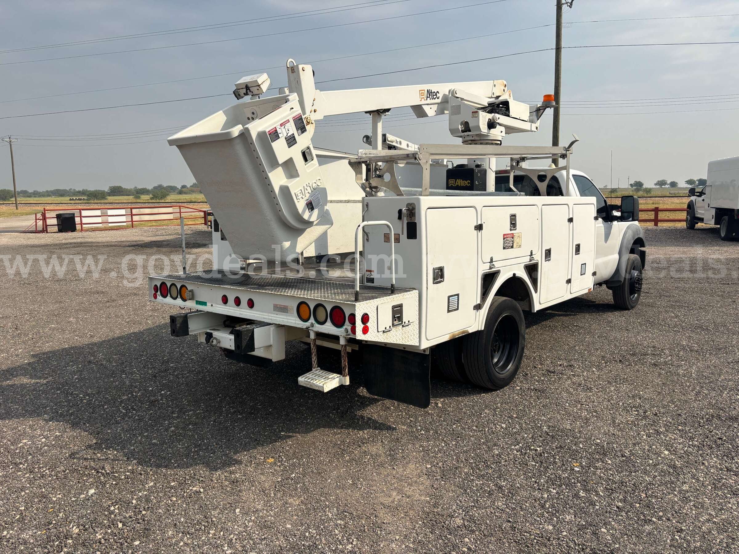 2011 Ford F-450 SD Regular Cab DRW 2WD Bucket Truck Ford F-450 Government Surplus Auction - Photo #5