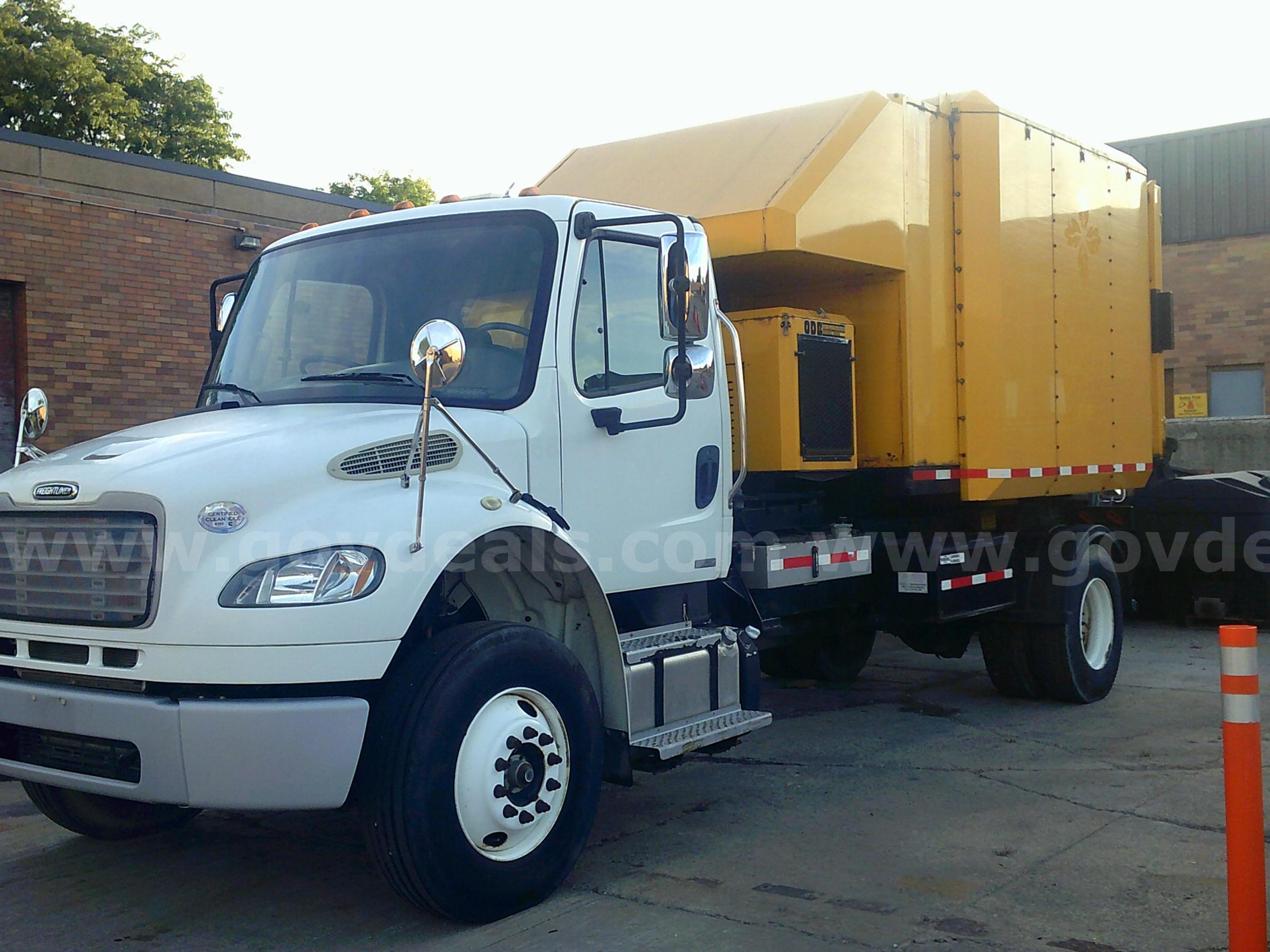 2011 Freightliner M2106 Leaf Collector FRHT M2106 Government Surplus Auction - Photo #2