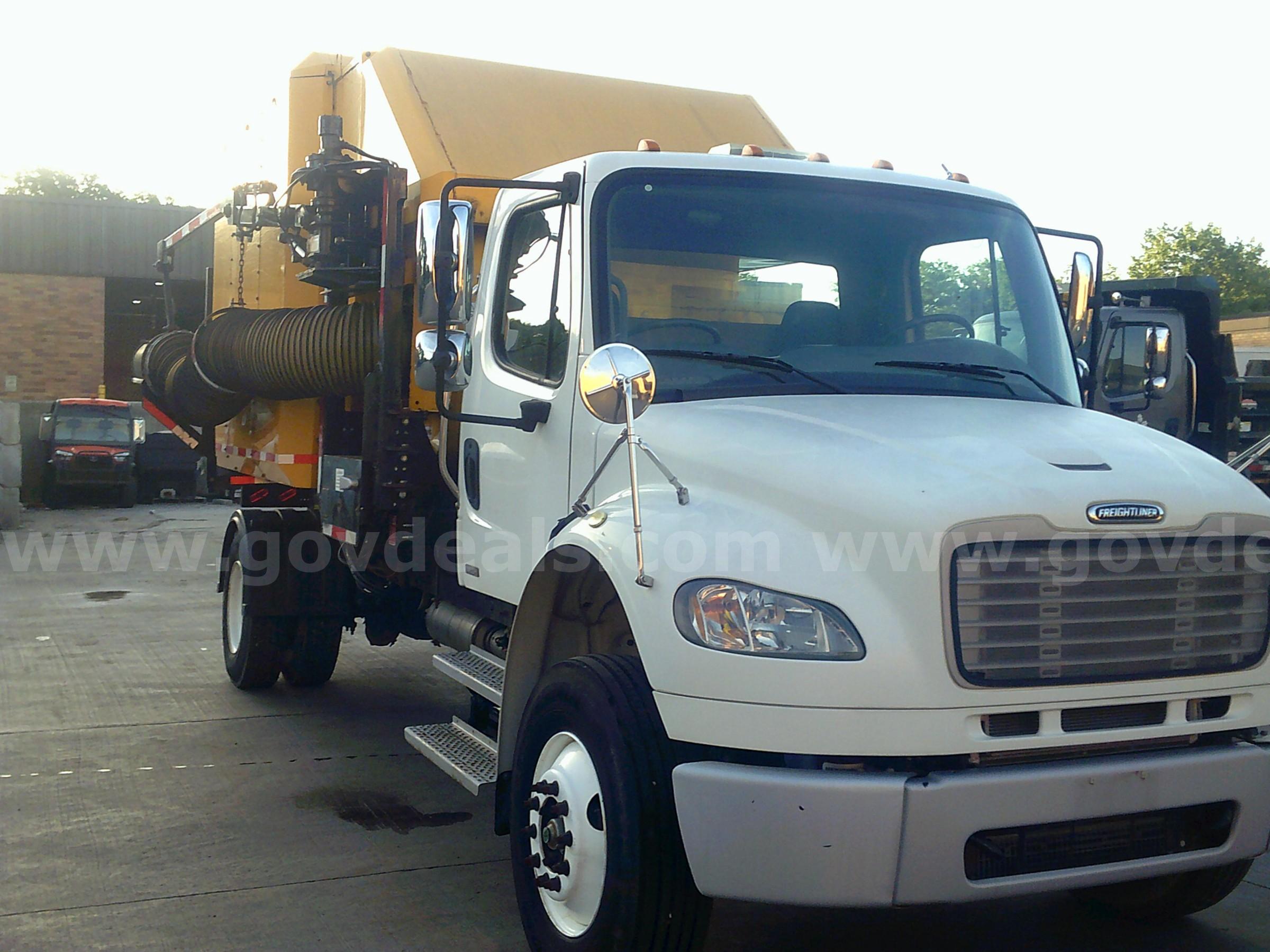 2011 Freightliner M2106 Leaf Collector FRHT M2106 Government Surplus Auction - Photo #3