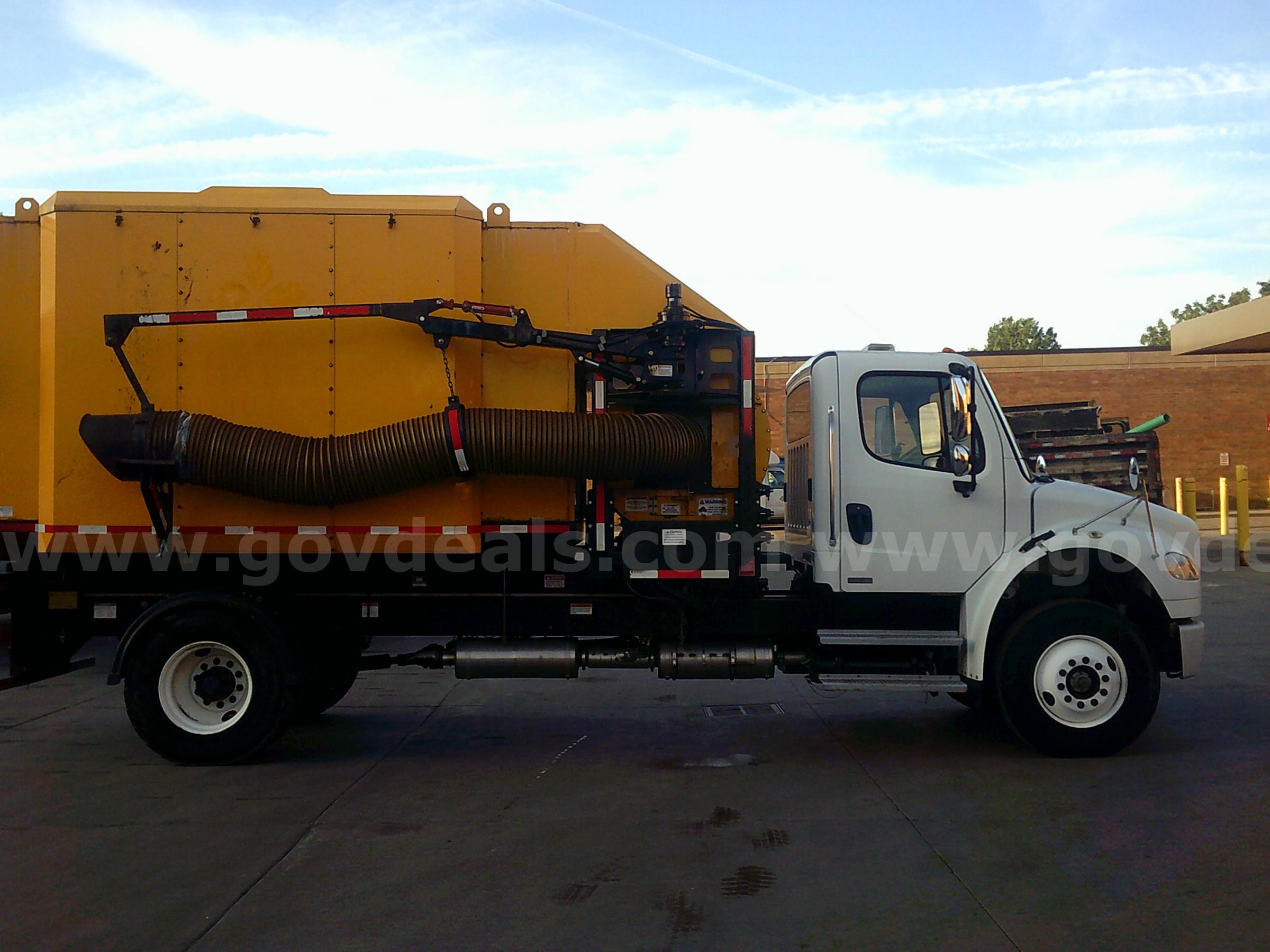 2011 Freightliner M2106 Leaf Collector FRHT M2106 Government Surplus Auction - Photo #4