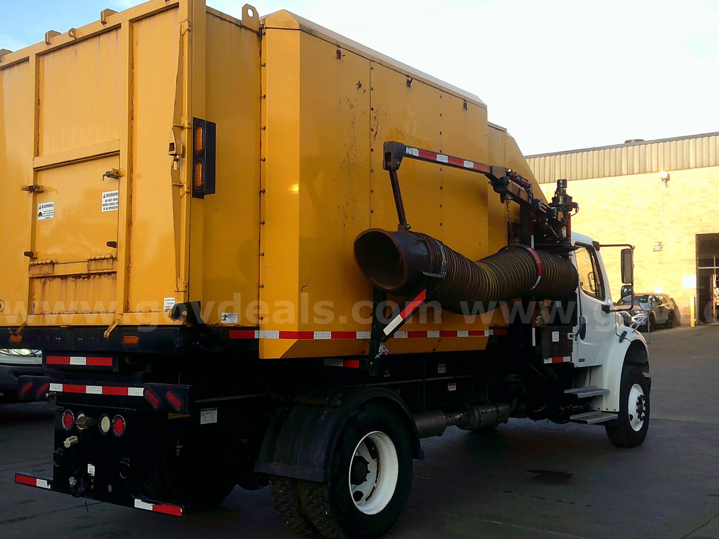 2011 Freightliner M2106 Leaf Collector FRHT M2106 Government Surplus Auction - Photo #6