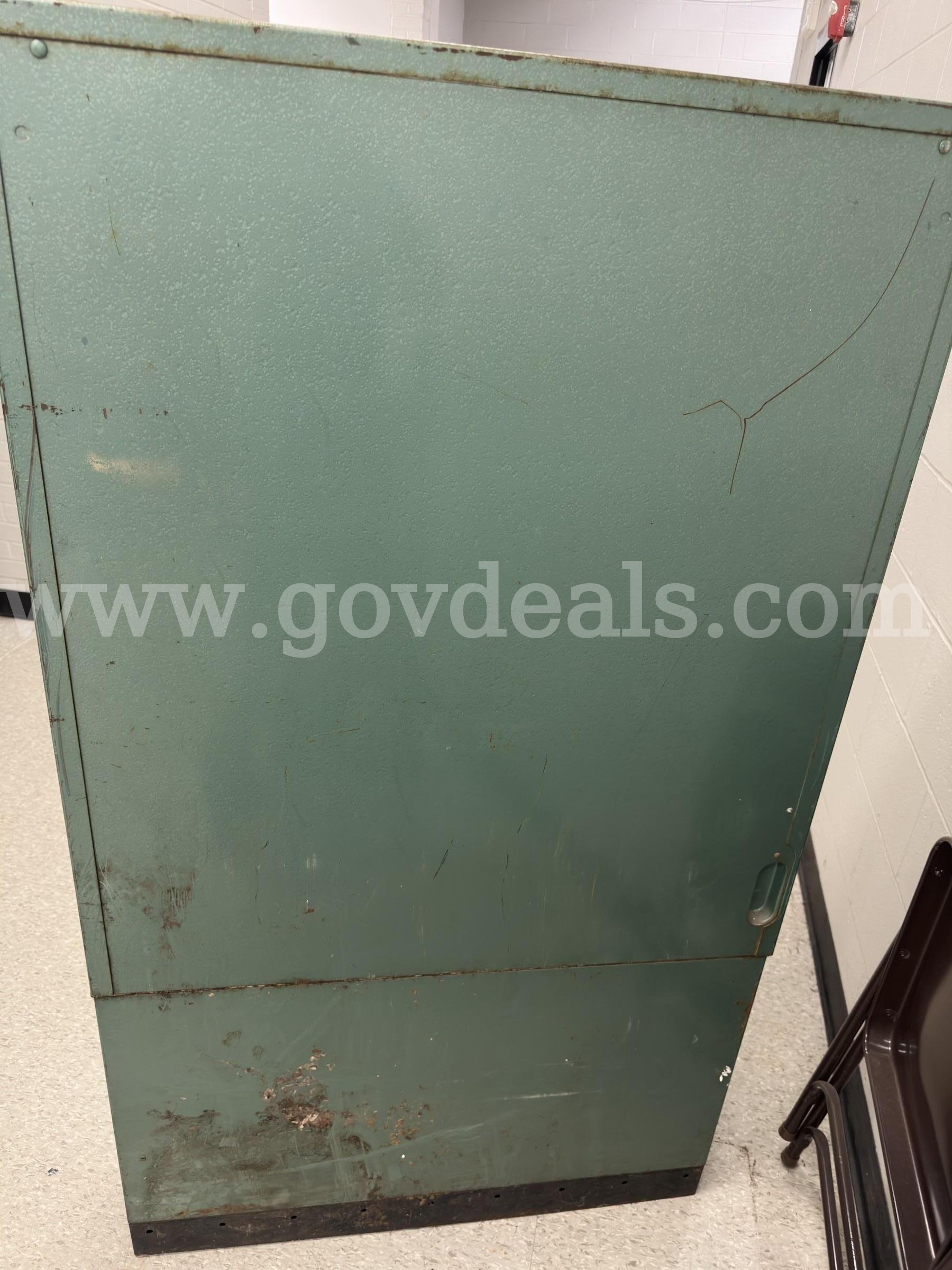 Vintage Coin-Operated Vending Machine   Government Surplus Auction - Photo #2