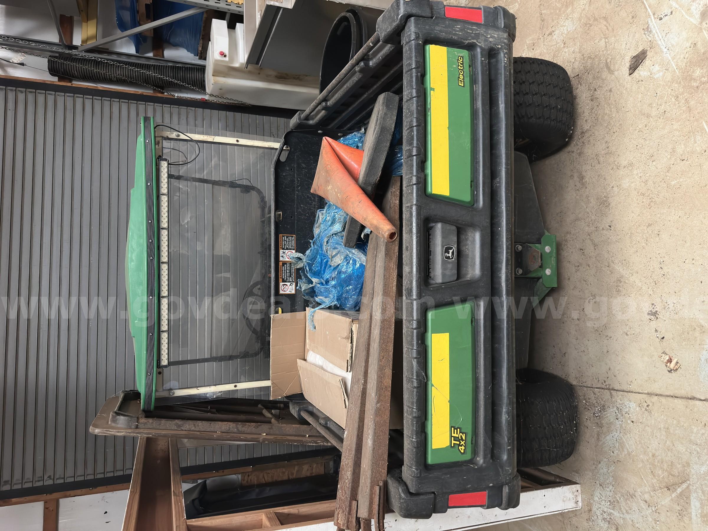 Lot of 2 – Utility Vehicles (Cushman Haulster & John Deere Gator) – Non-Working John Deere  Government Surplus Auction - Photo #5