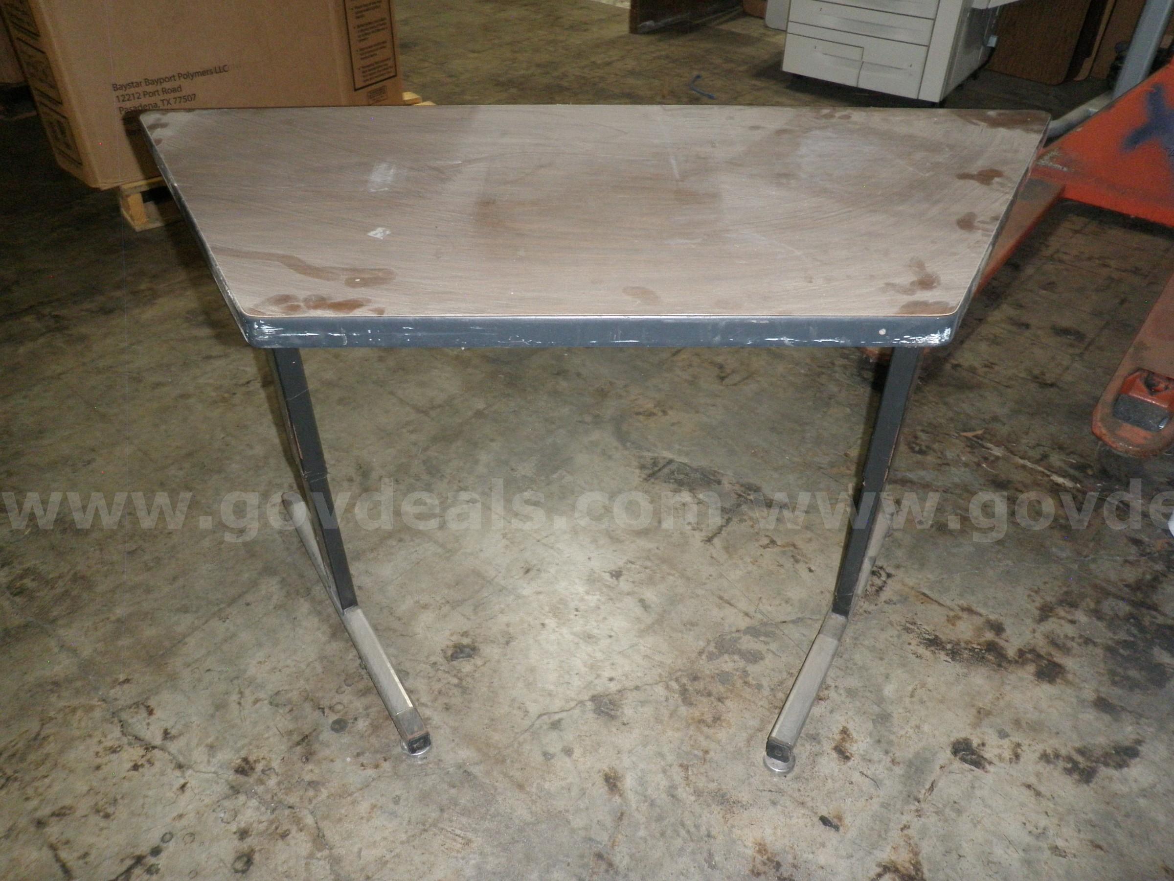 Small corner desk   Government Surplus Auction - Primary Photo