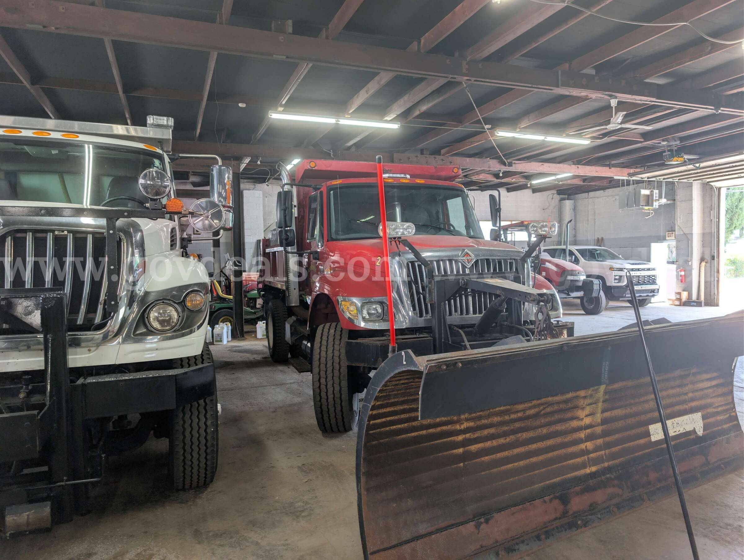 2006 International 7400 Dump Truck w/ Plow International 7400 Government Surplus Auction - Photo #2