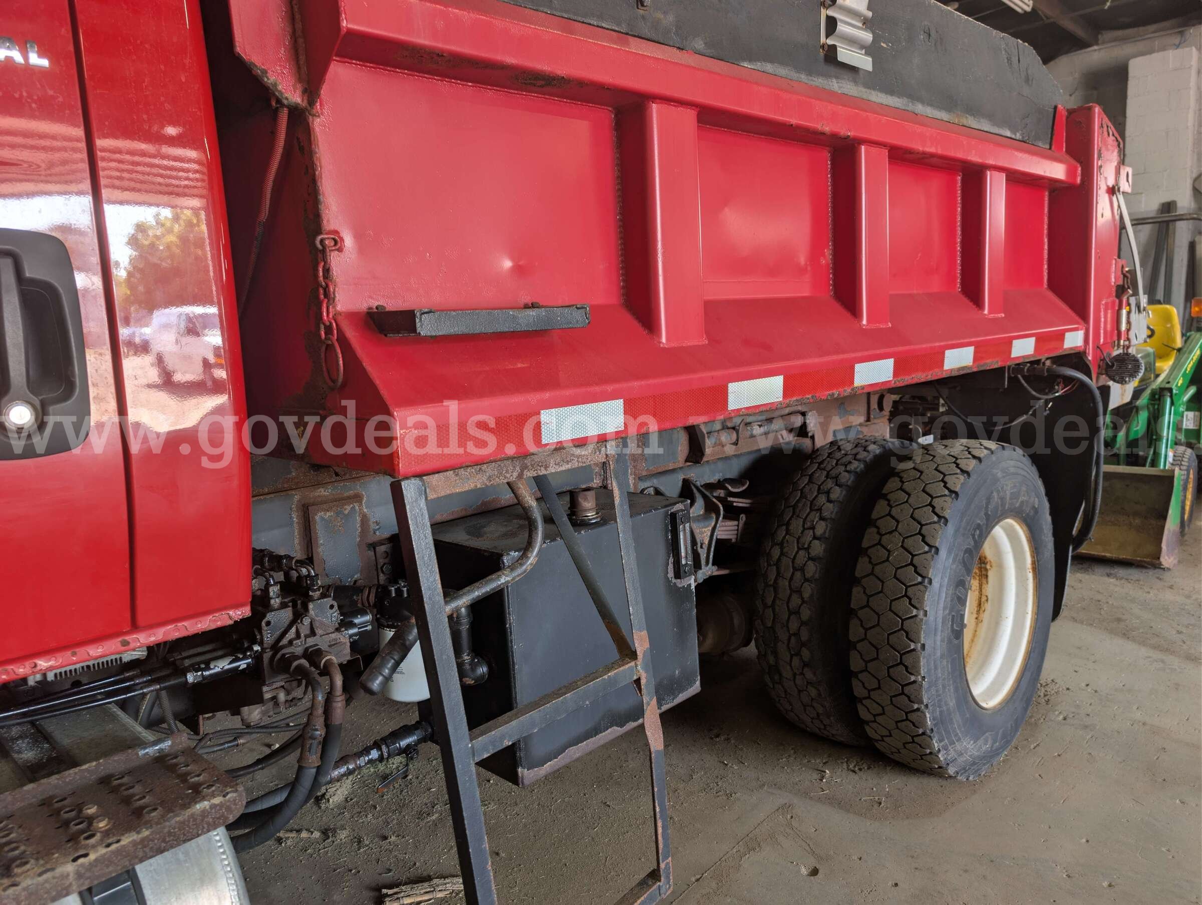 2006 International 7400 Dump Truck w/ Plow International 7400 Government Surplus Auction - Photo #3
