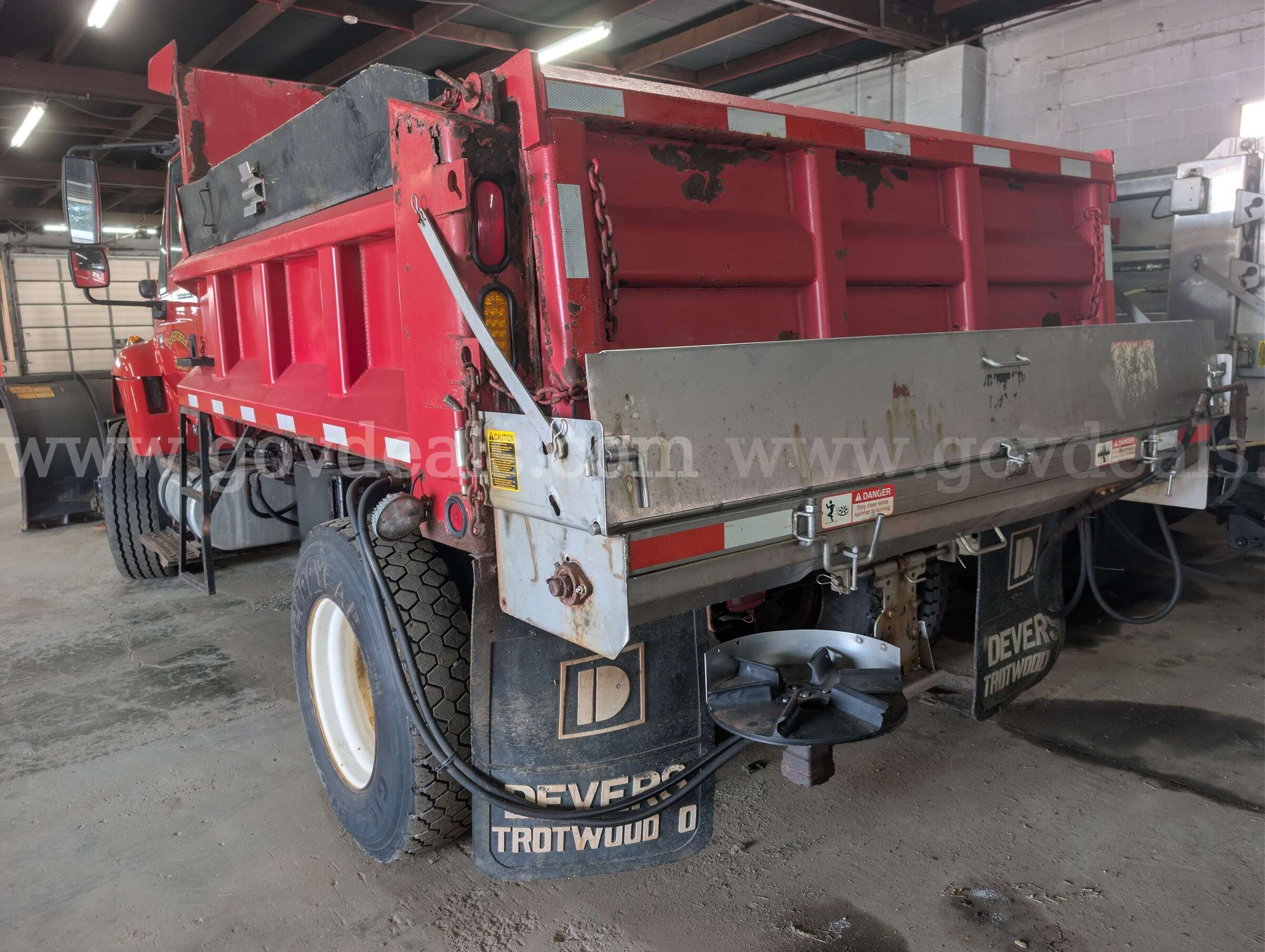 2006 International 7400 Dump Truck w/ Plow International 7400 Government Surplus Auction - Photo #4